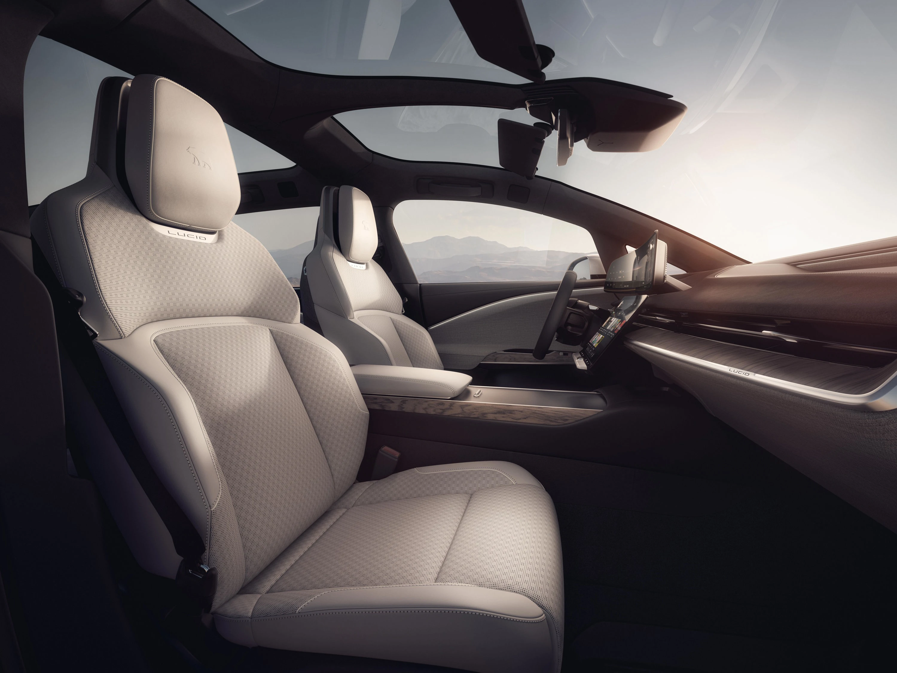 Lucid Gravity Grand Touring frontseats view