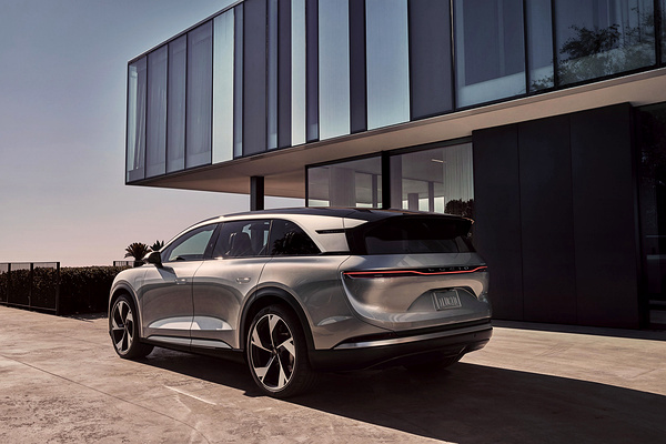 Lucid Gravity Touring exterior view