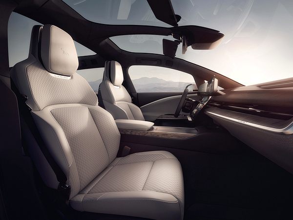 Lucid Gravity Touring frontseats view