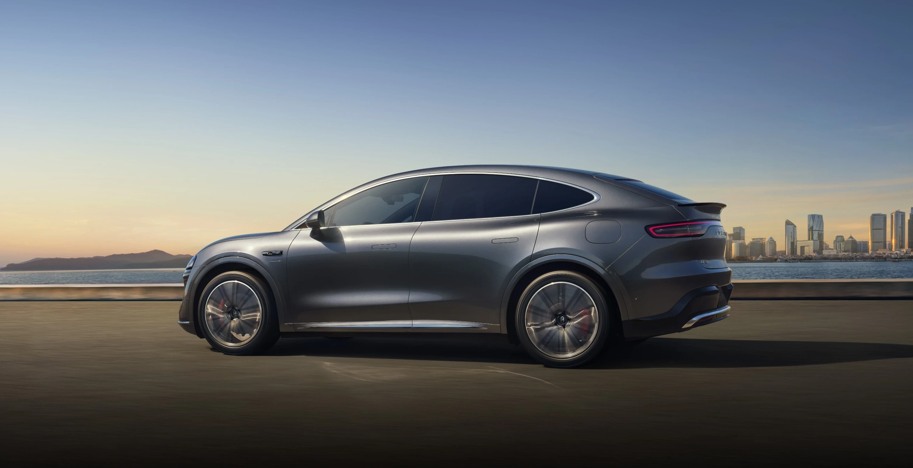 Luxeed R7 AWD 100 kWh exterior view