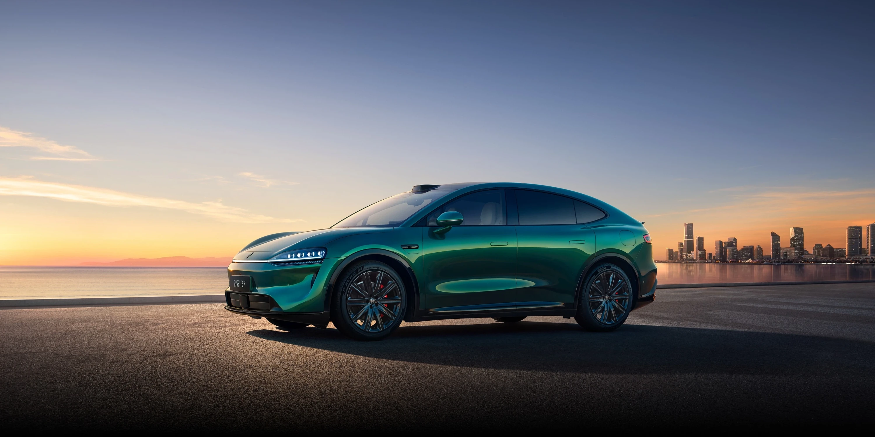 Luxeed R7 AWD 100 kWh exterior view