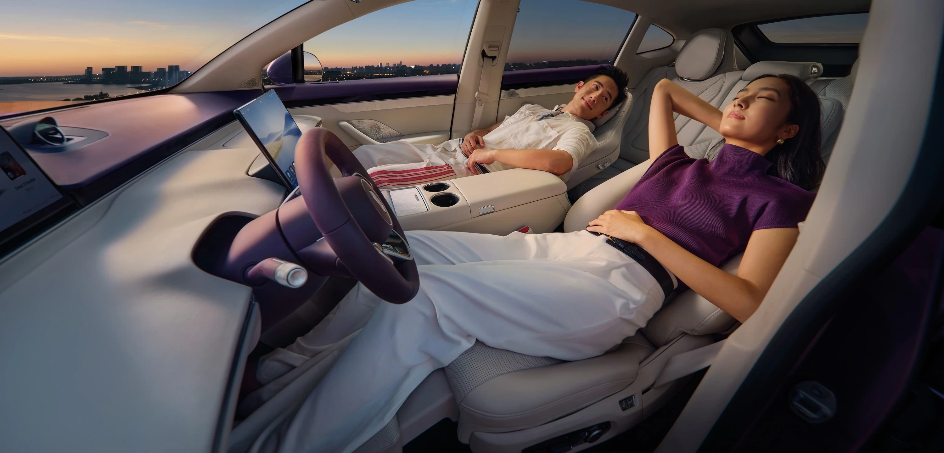 Luxeed R7 AWD 100 kWh frontseats view