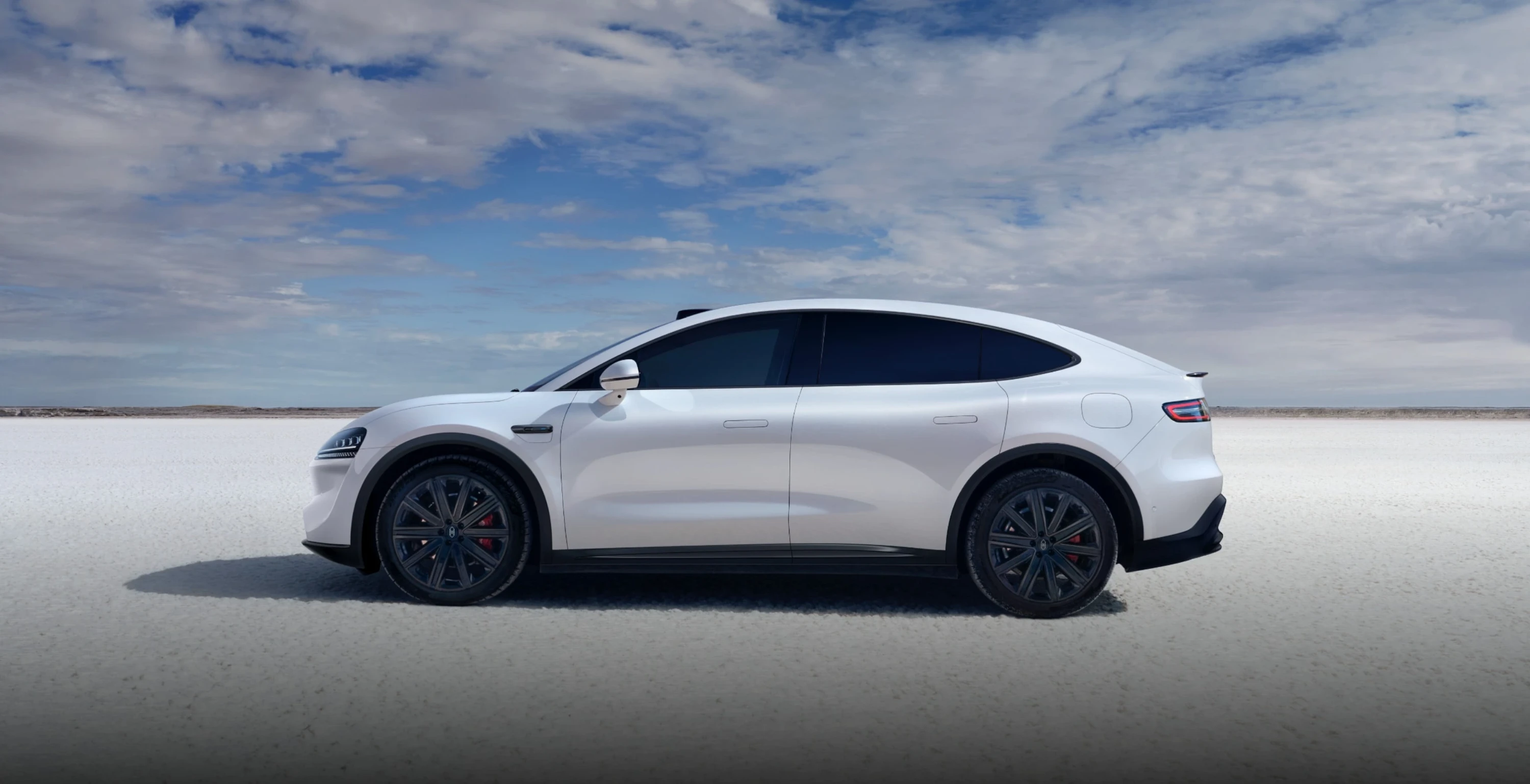 Luxeed R7 AWD 100 kWh exterior view