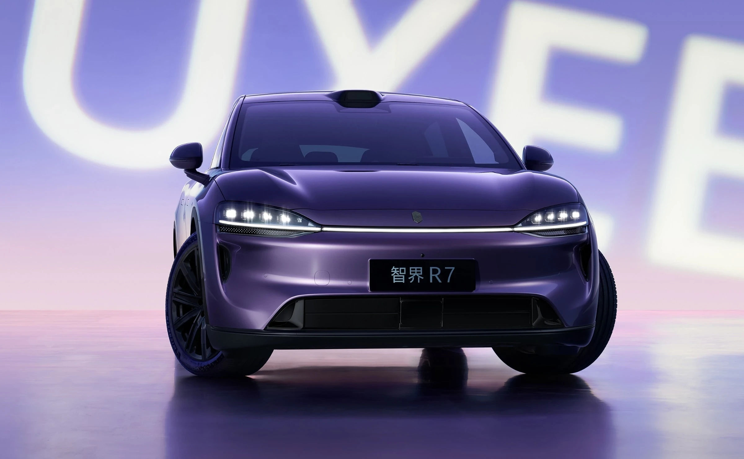 Luxeed R7 AWD 100 kWh headlights view