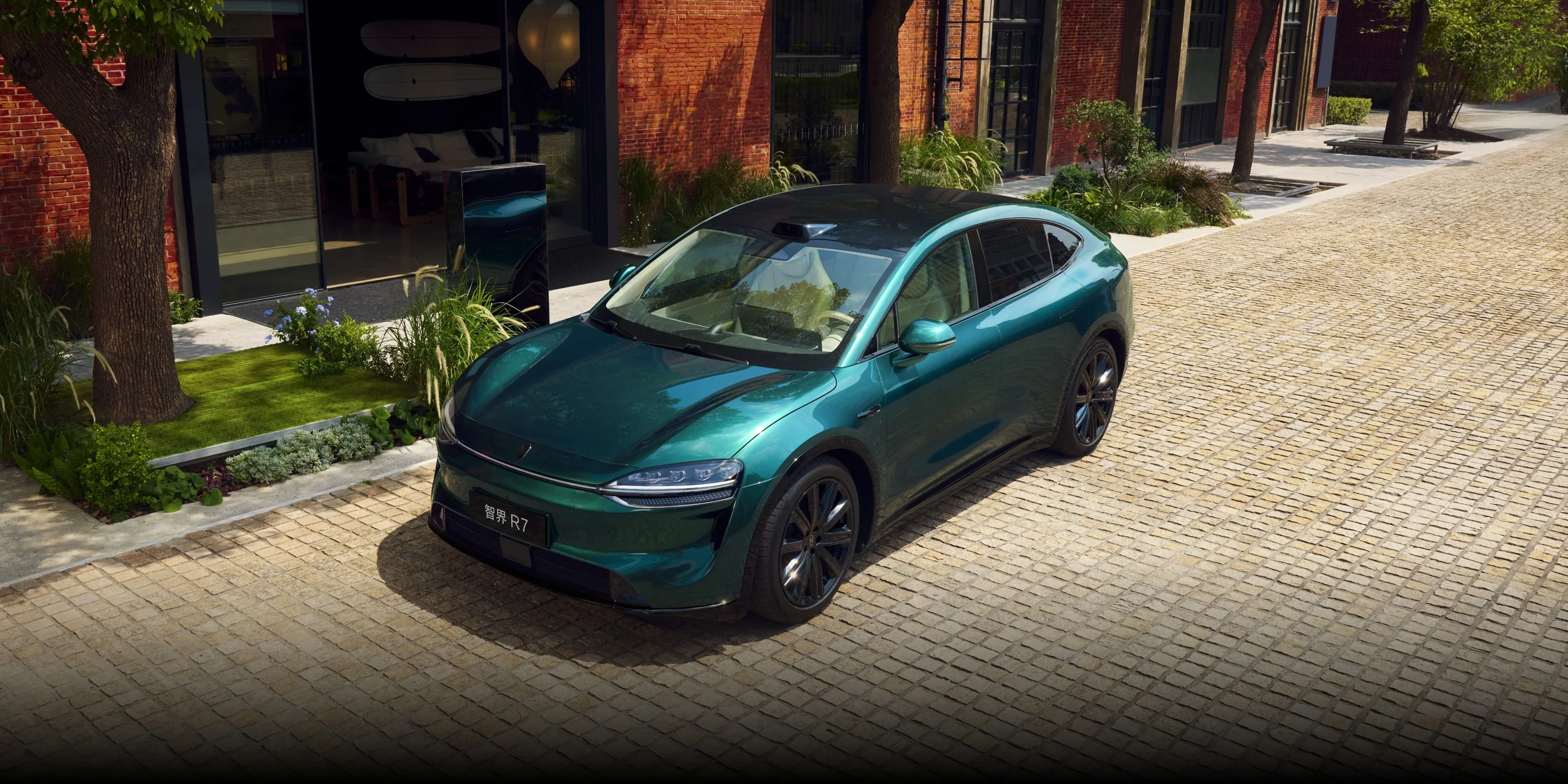Luxeed R7 AWD 100 kWh exterior view