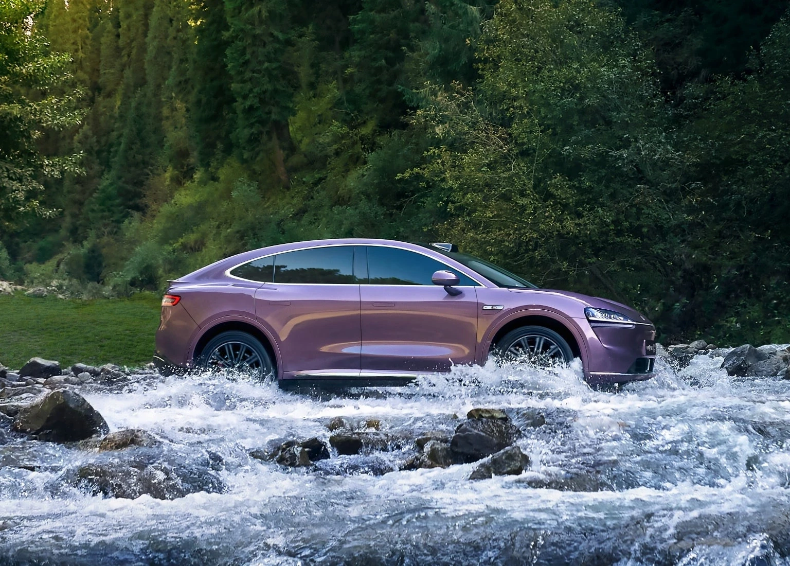 Luxeed R7 AWD 100 kWh exterior view
