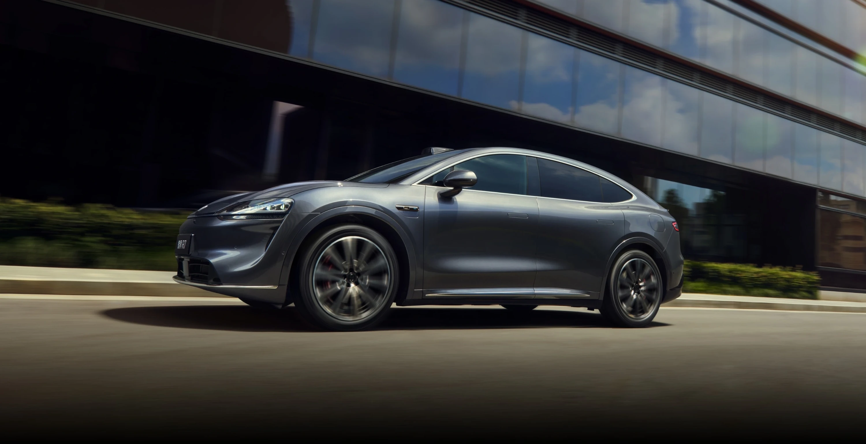 Luxeed R7 RWD 100 kWh exterior view