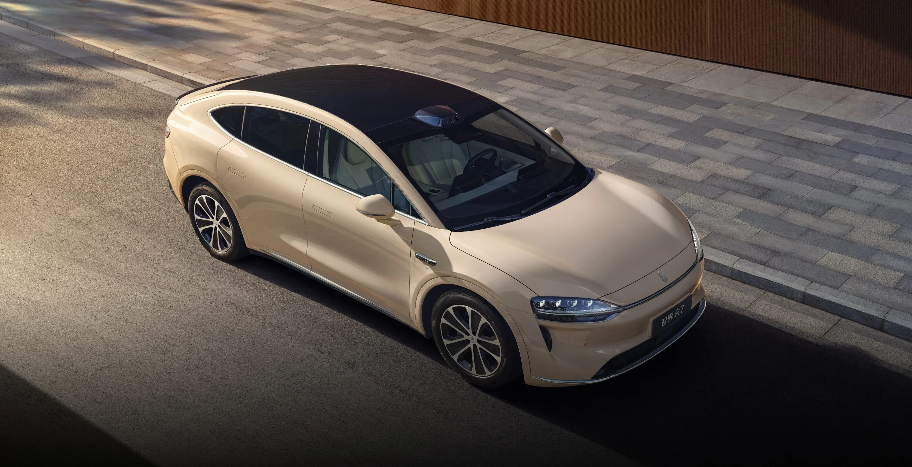 Luxeed R7 RWD 82 kWh exterior view