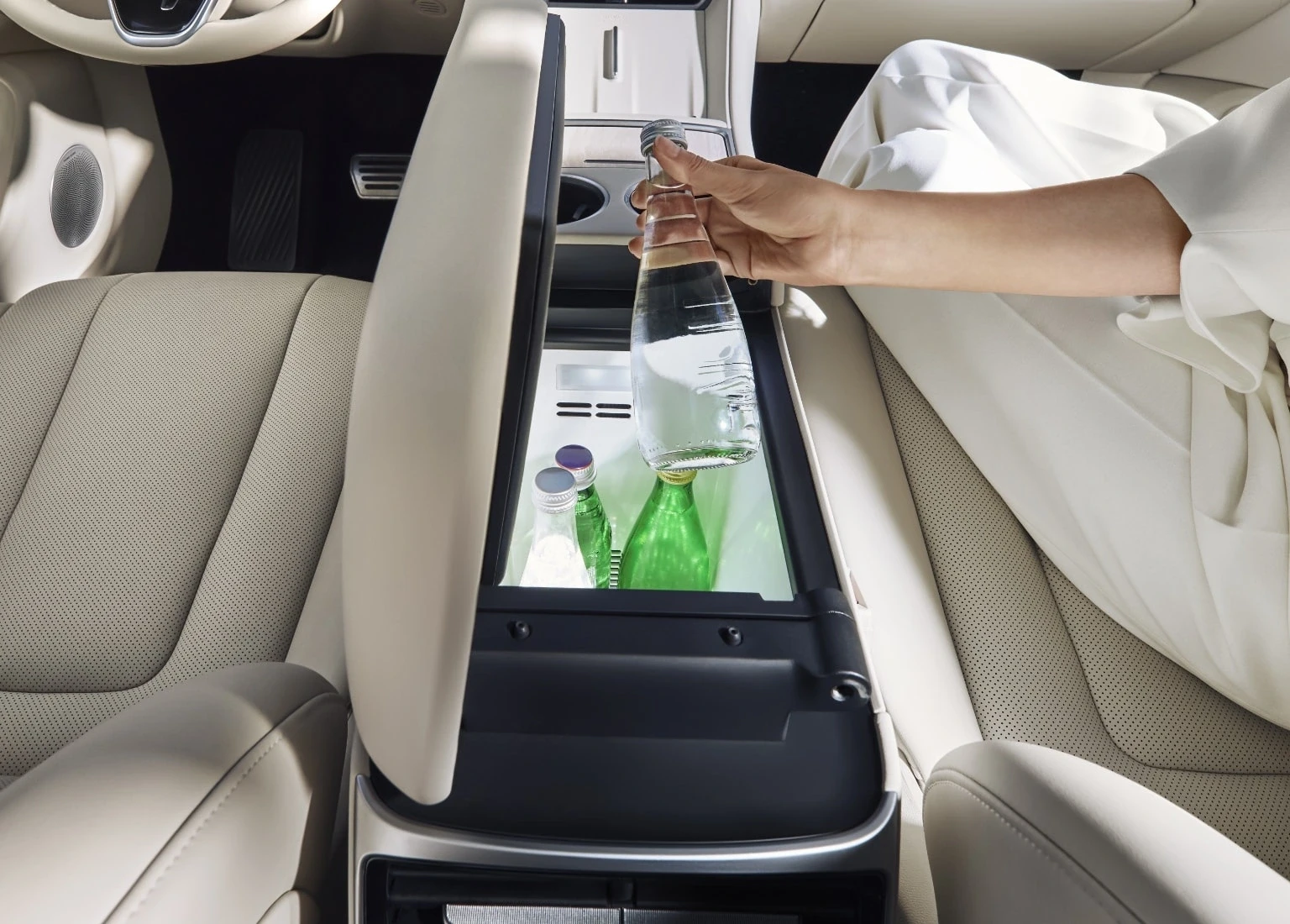 Luxeed R7 RWD 82 kWh interiorstorage view
