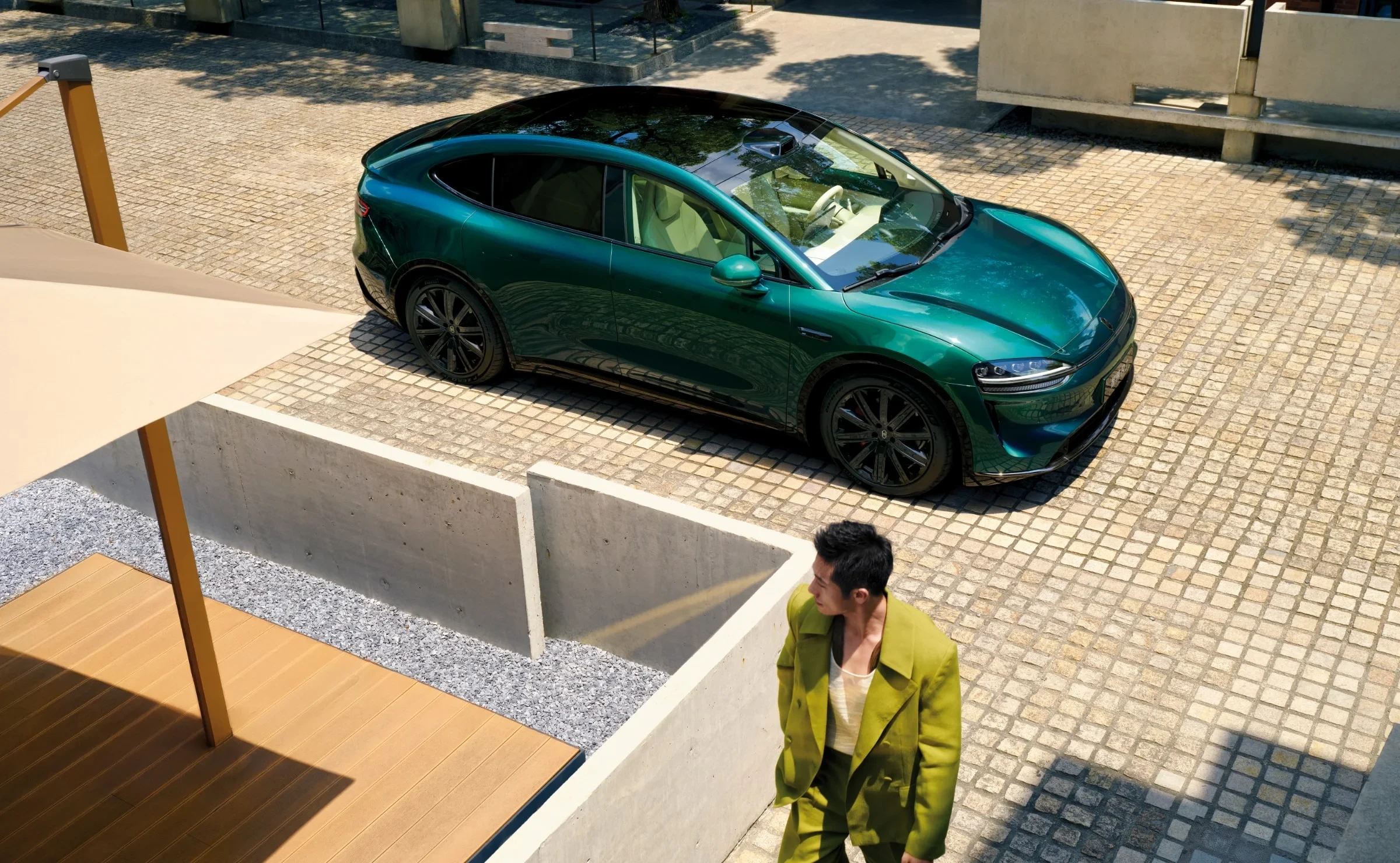 Luxeed R7 RWD 82 kWh exterior view