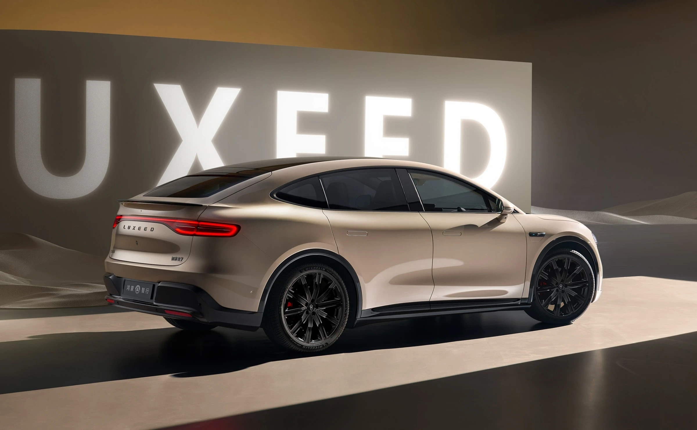 Luxeed R7 RWD 82 kWh exterior view