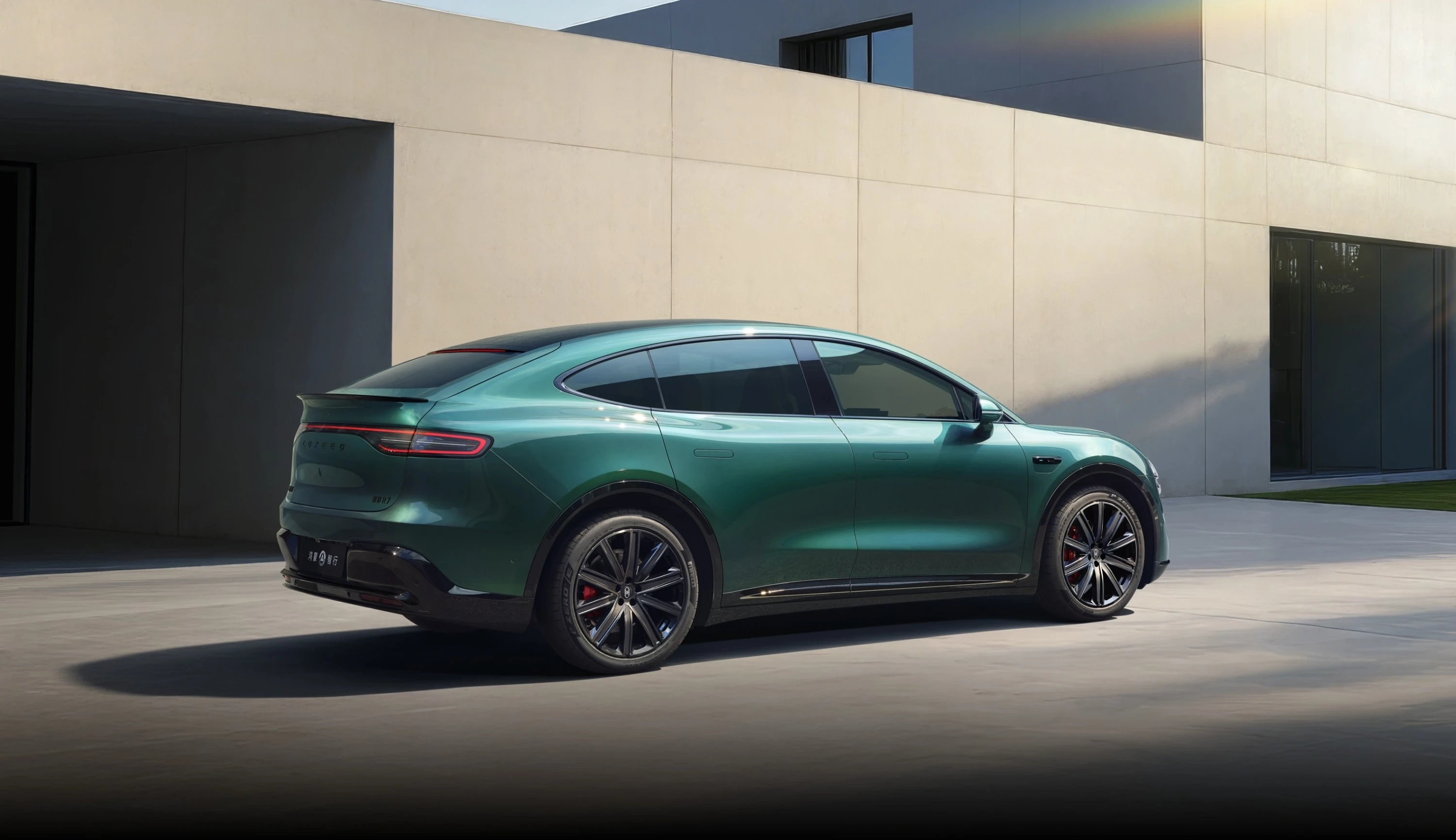 Luxeed R7 RWD 82 kWh exterior view