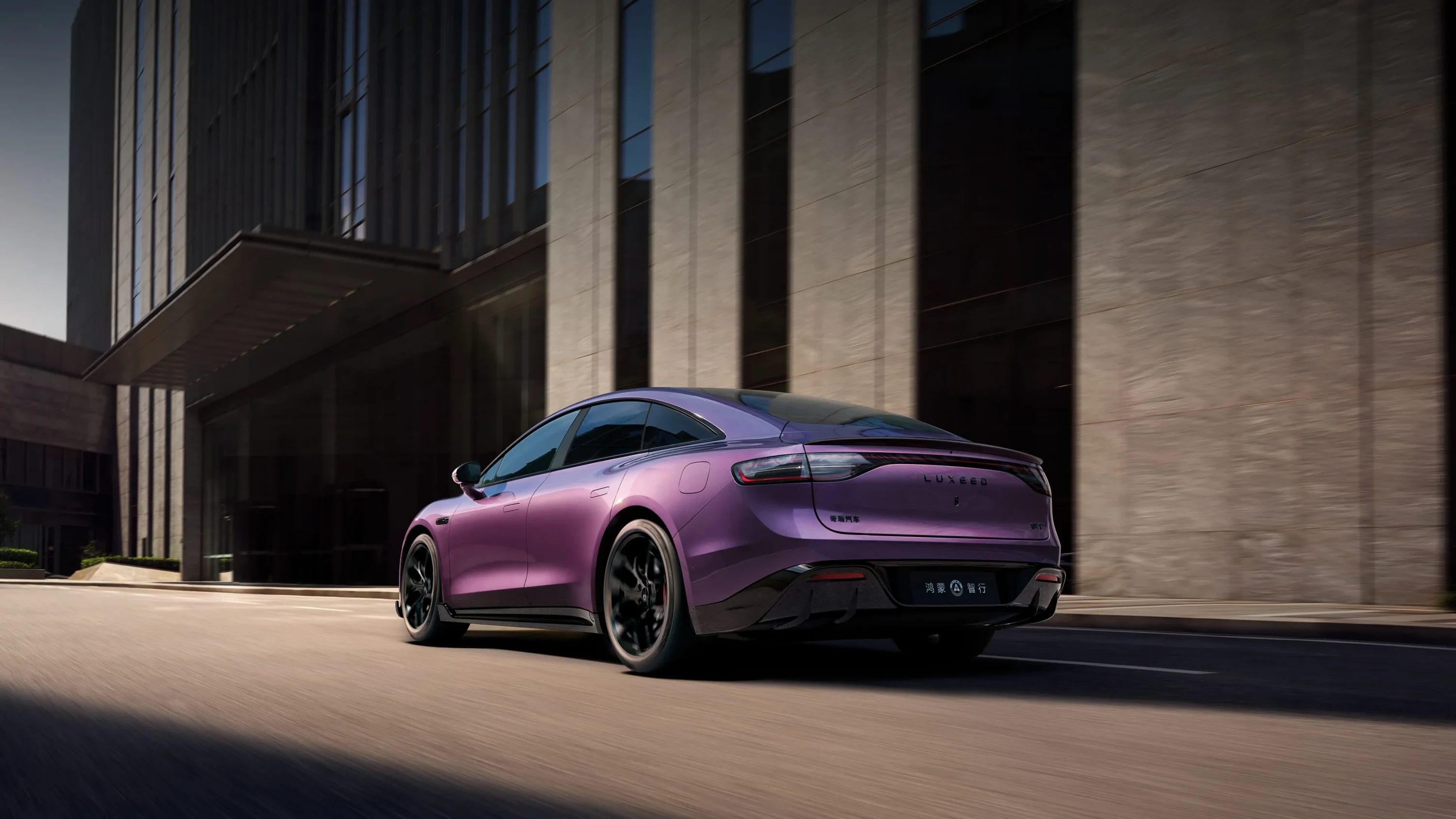 Luxeed S7 AWD 100 kWh exterior view