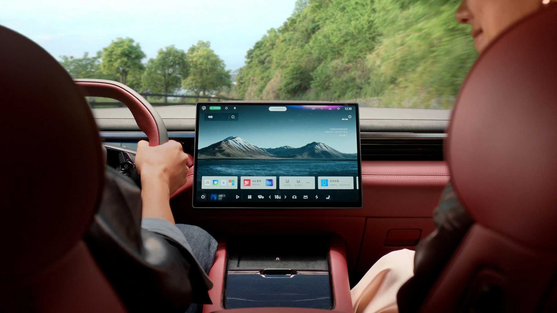 Lynk & Co 10 77 kWh RWD screens view
