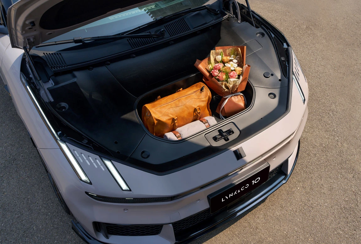 Lynk & Co 10 77 kWh RWD frunk view