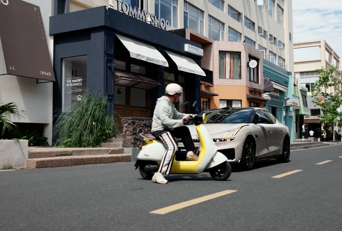 Lynk & Co 10 77 kWh RWD lifestyle view