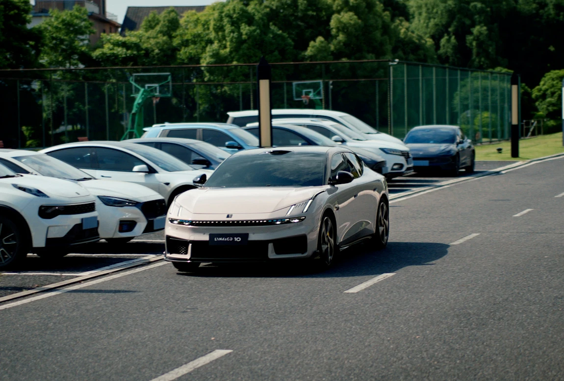 Lynk & Co 10 95 kWh RWD exterior view