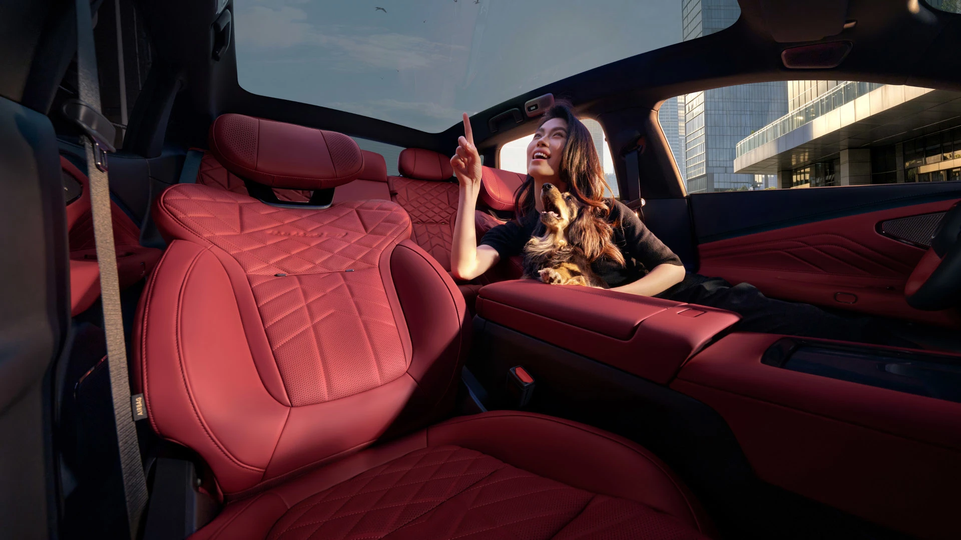 Lynk & Co 10+ 77 kWh AWD frontseats view