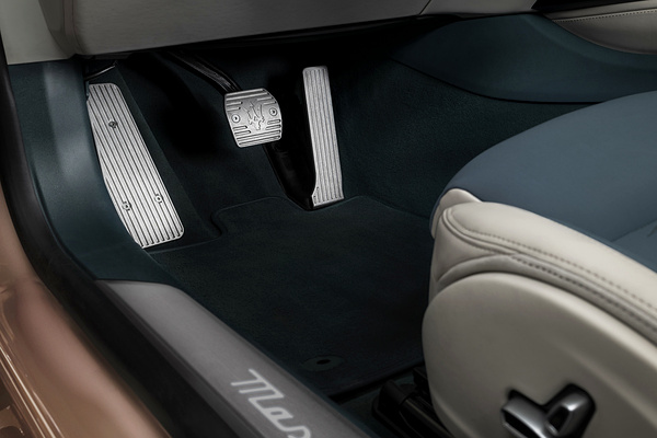 Maserati GranCabrio Folgore details view