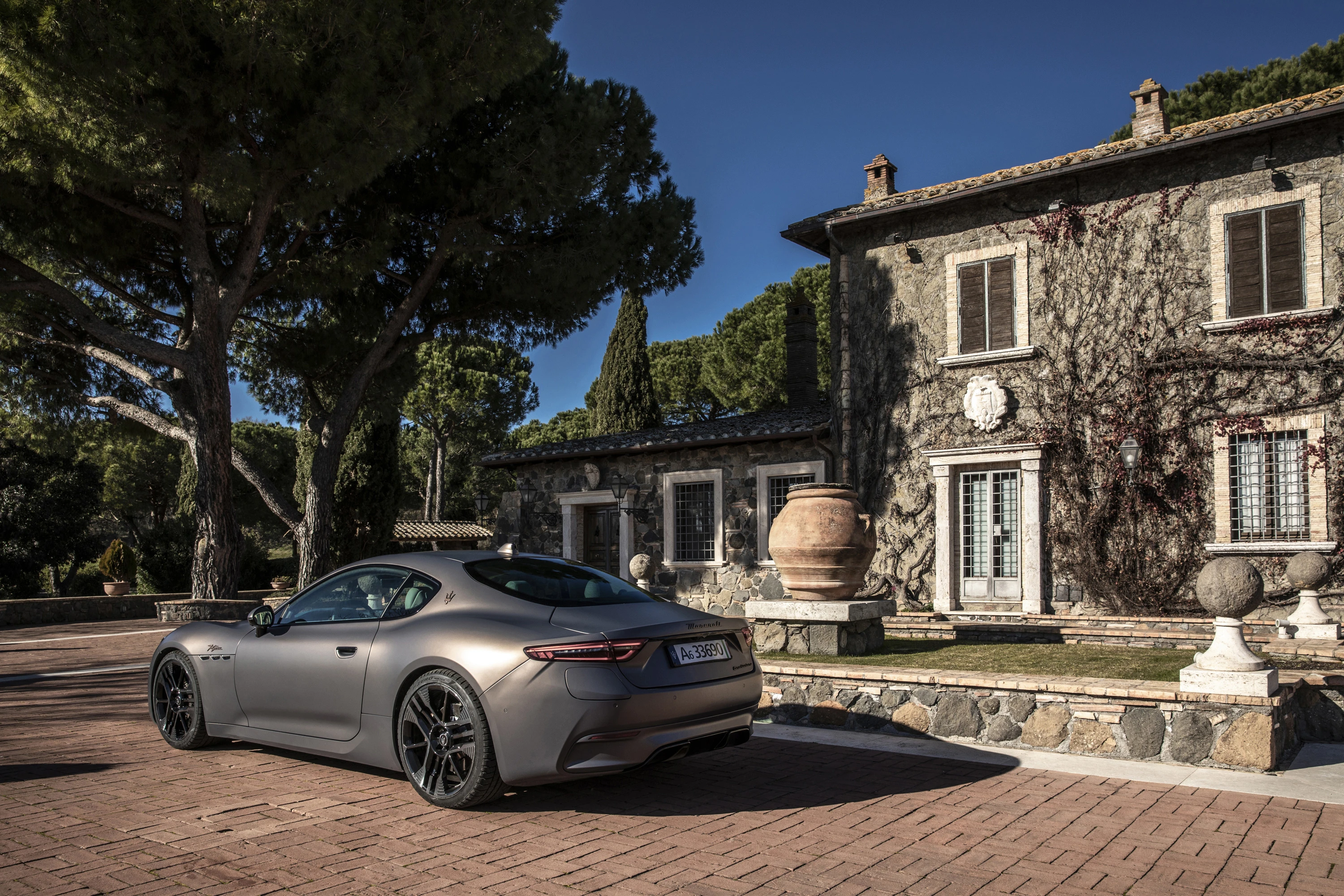 Maserati GranTurismo Folgore exterior view
