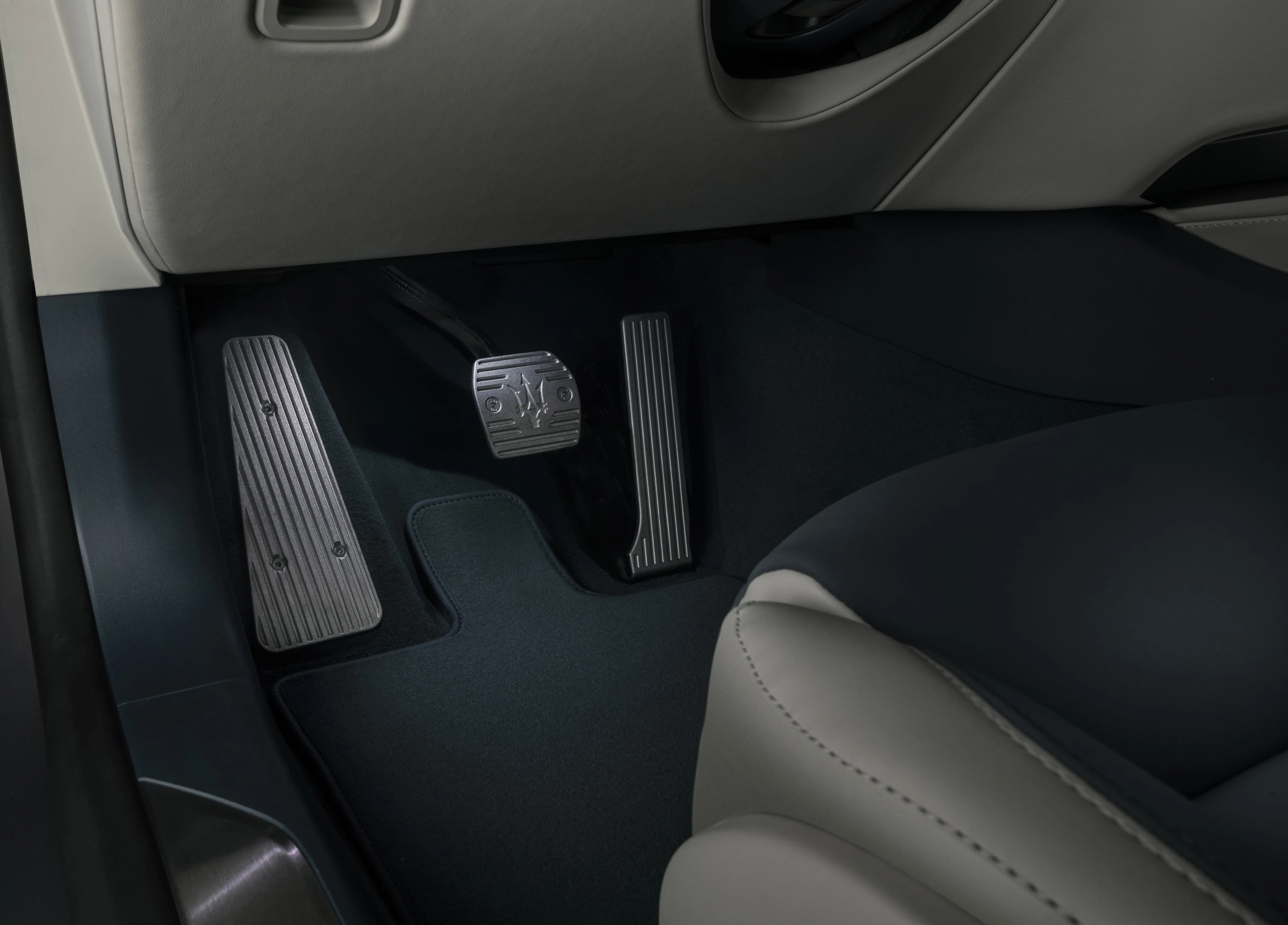 Maserati GranTurismo Folgore details view