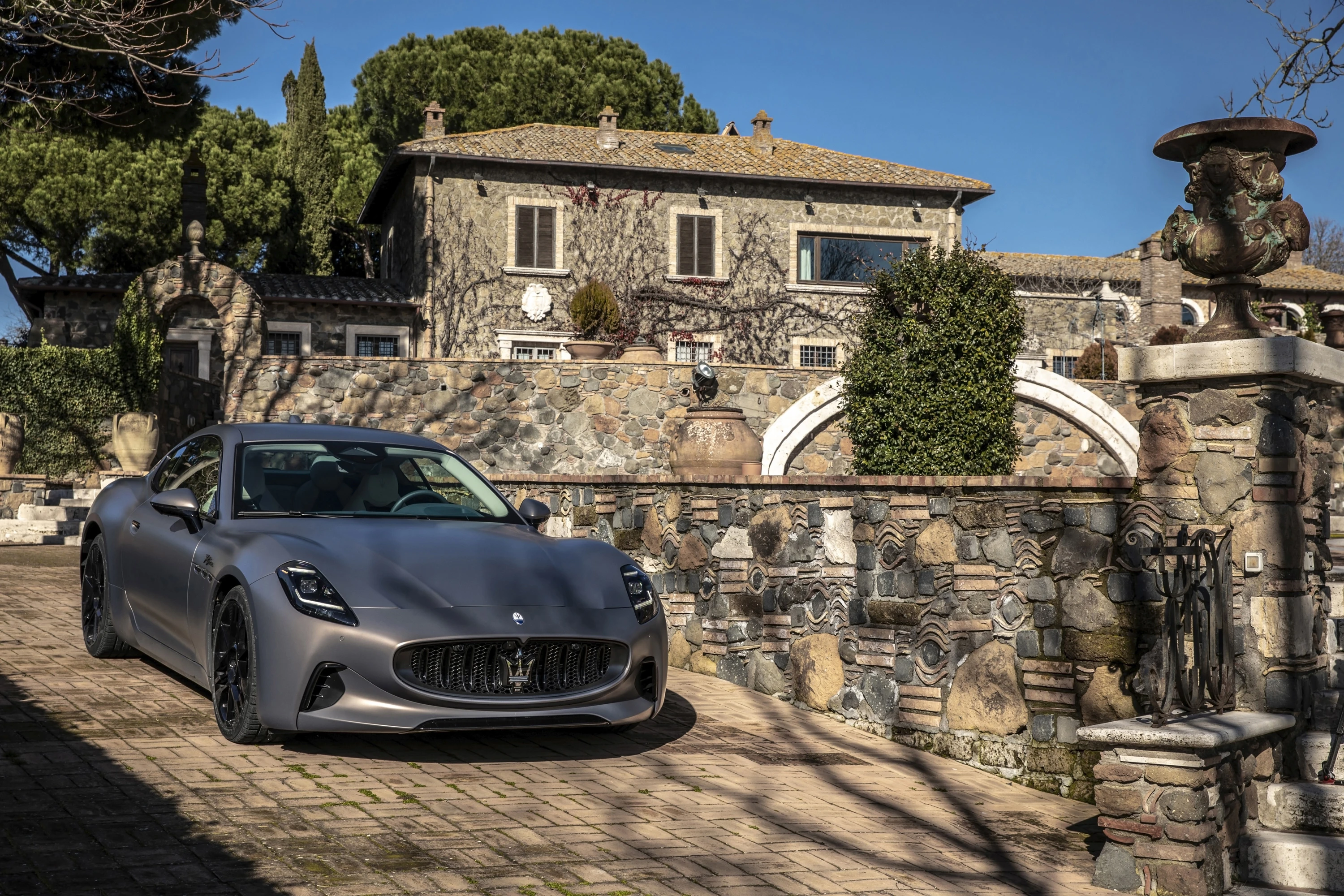 Maserati GranTurismo Folgore exterior view