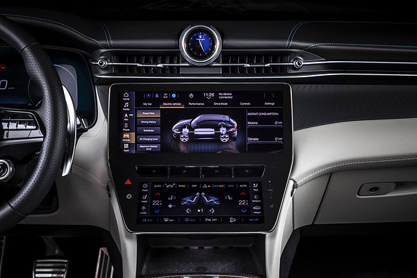 Maserati Grecale Folgore screens view