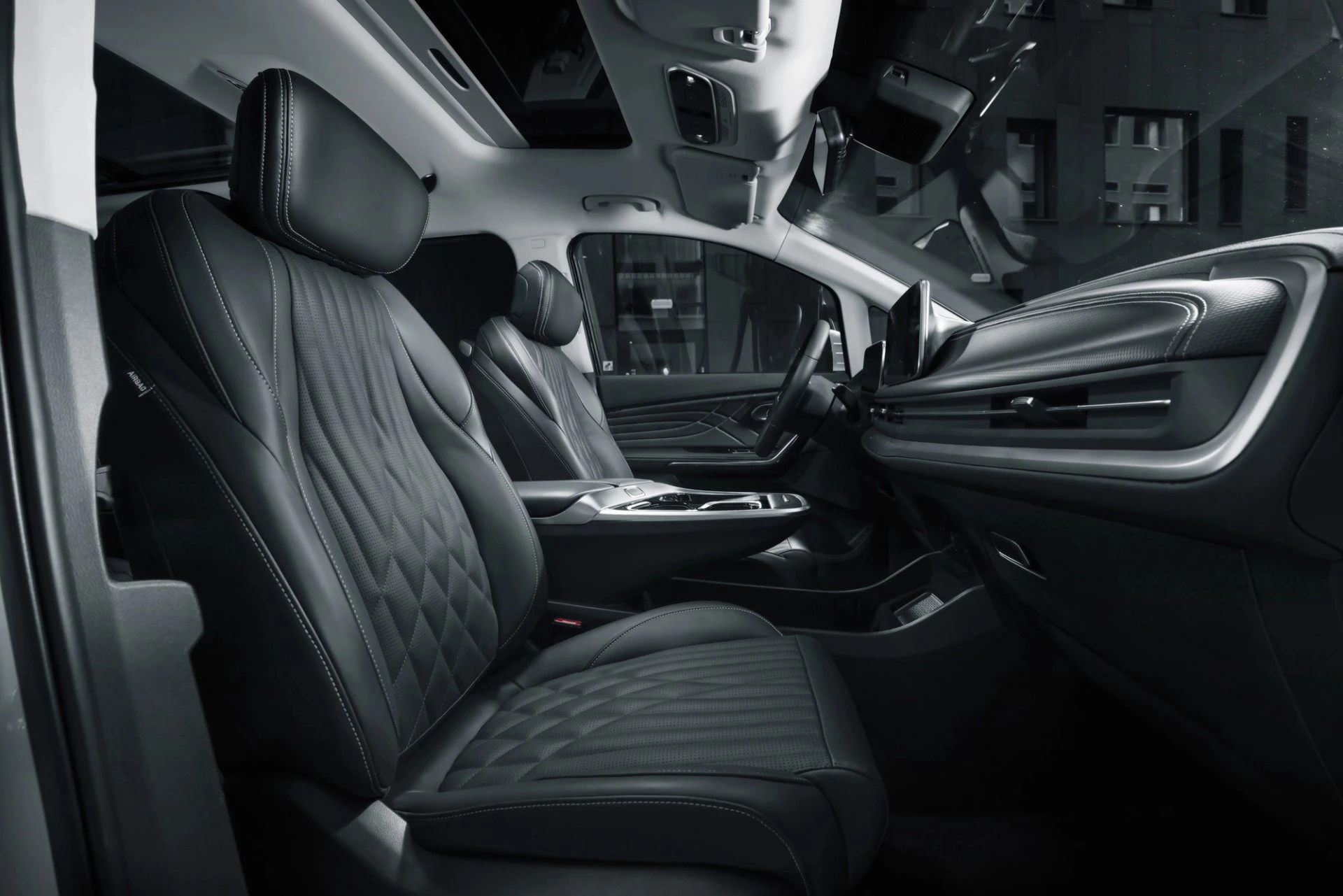 Maxus MIFA 9 90 kWh frontseats view