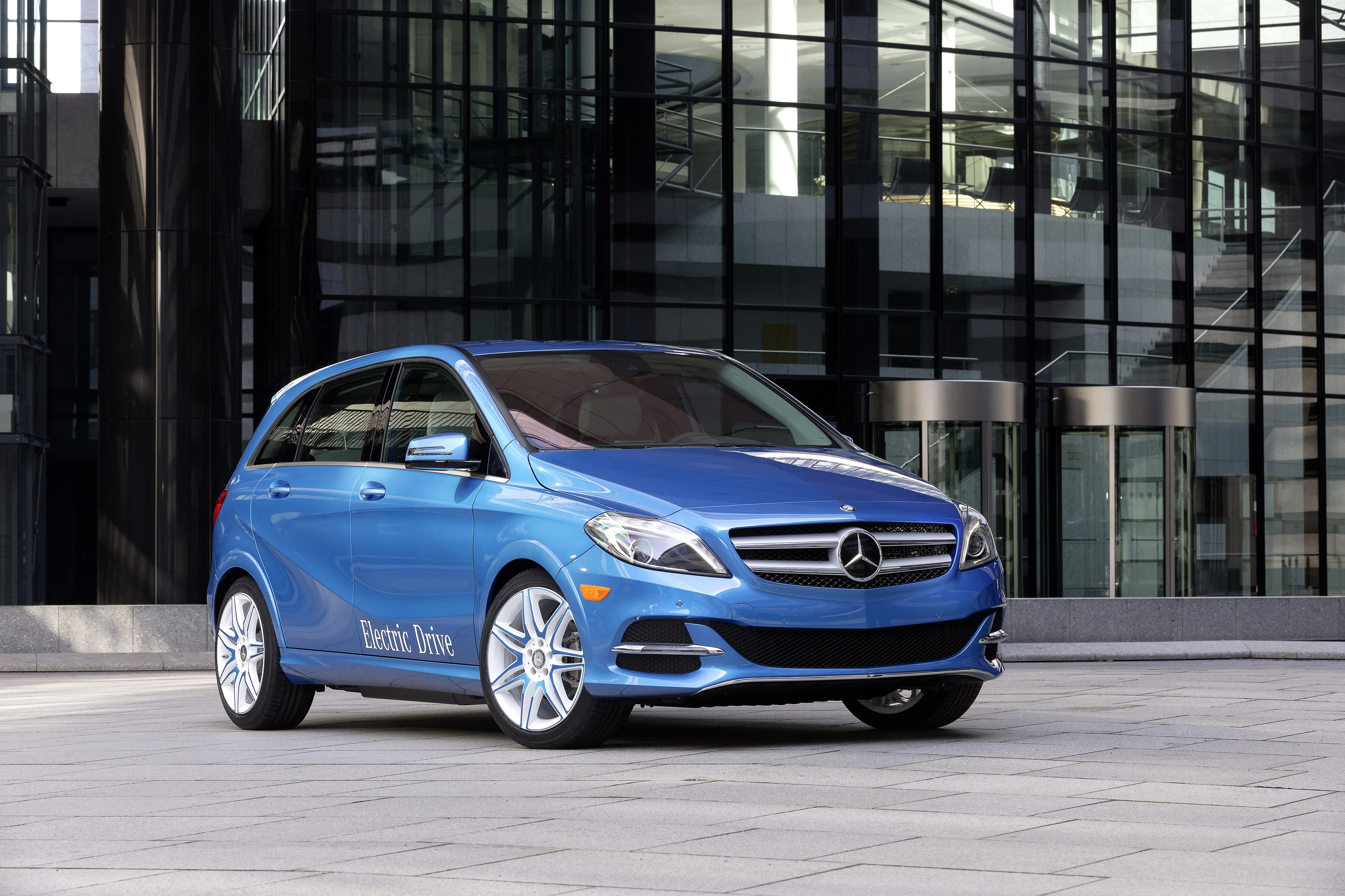 Mercedes B 250e exterior view