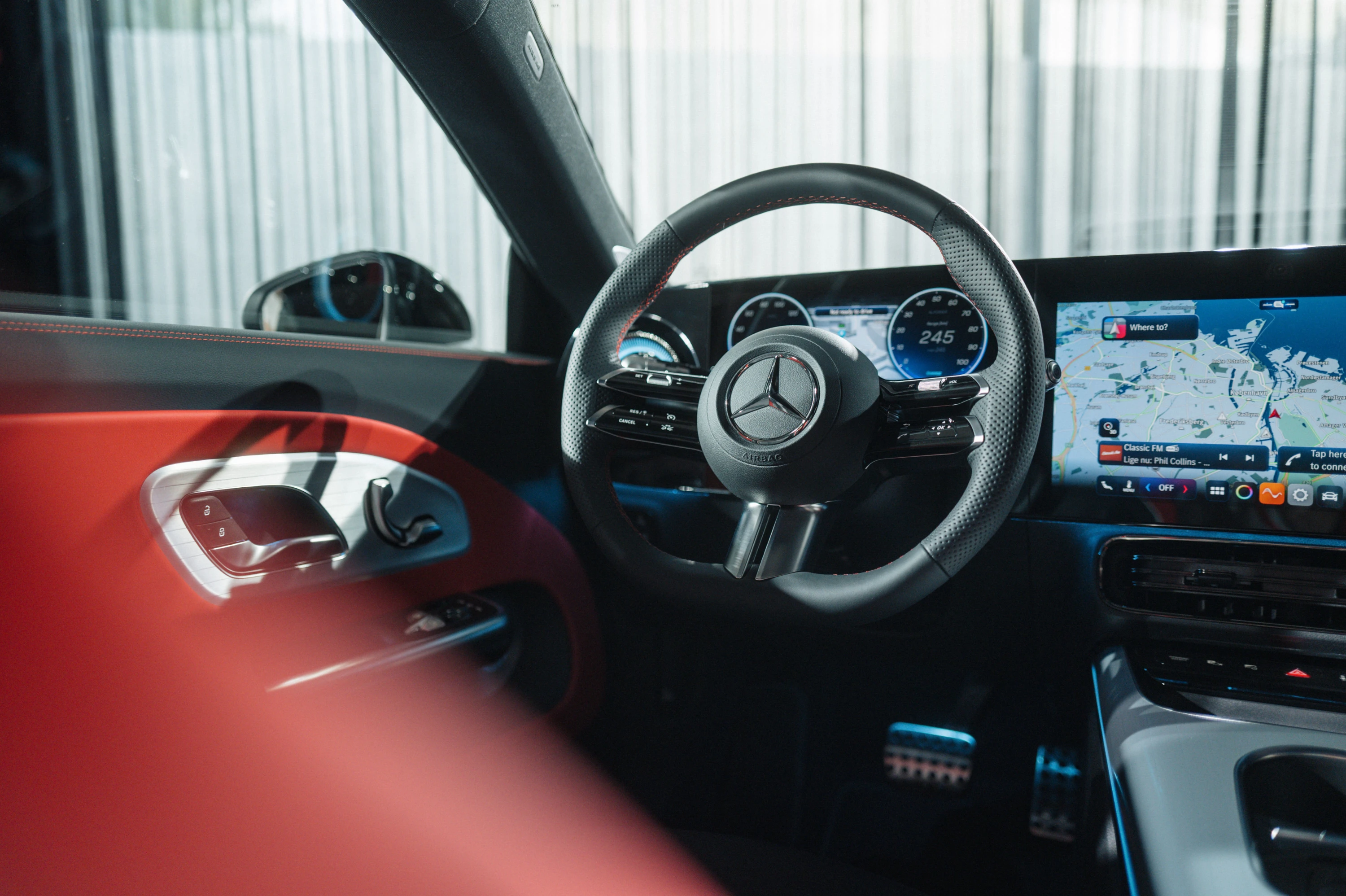 Mercedes CLA 200 Shooting Brake screens view