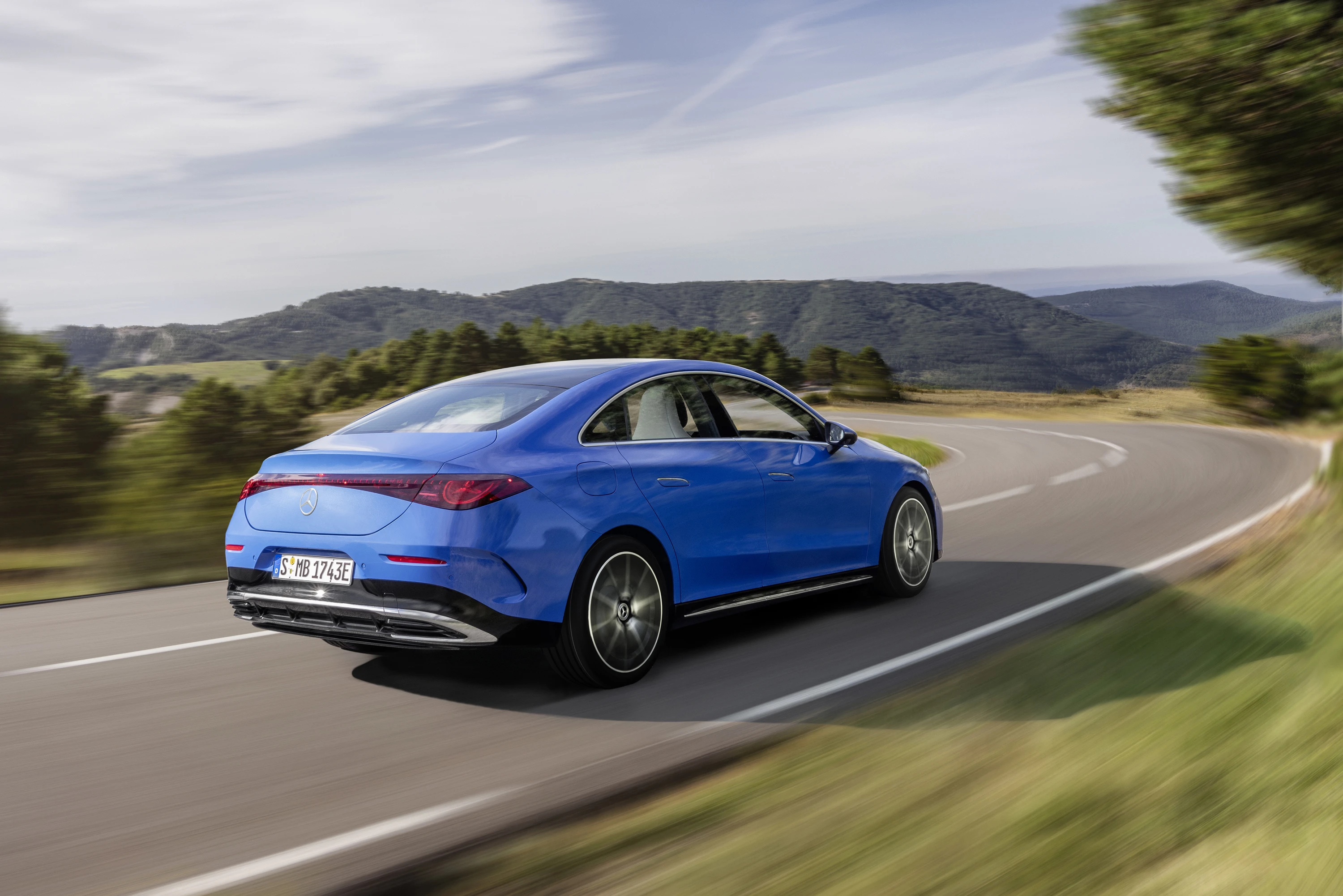 Mercedes CLA 350 4MATIC dynamic view