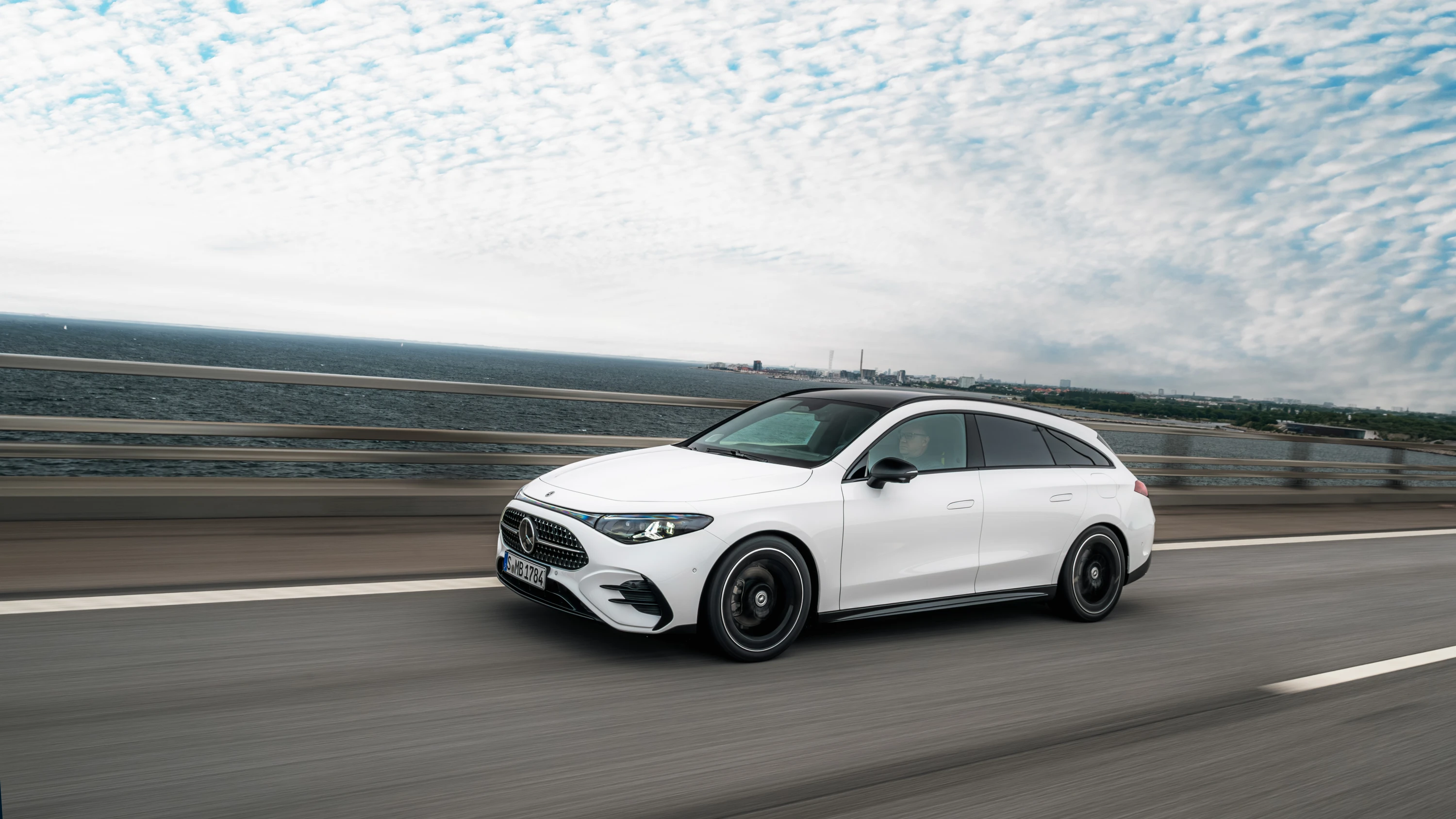 Mercedes CLA 350 4MATIC Shooting Brake exterior view