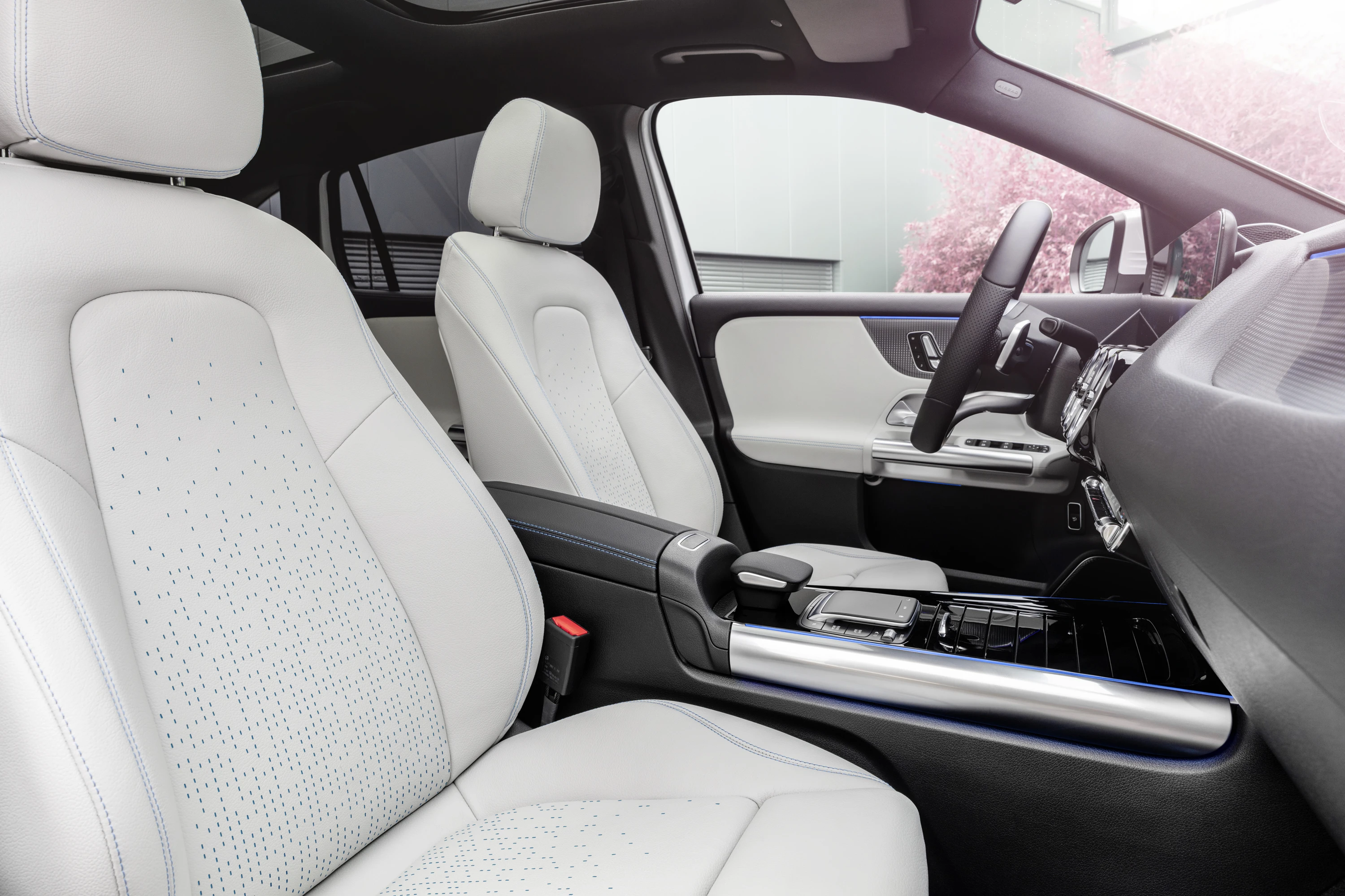 Mercedes-EQ EQA 250 frontseats view