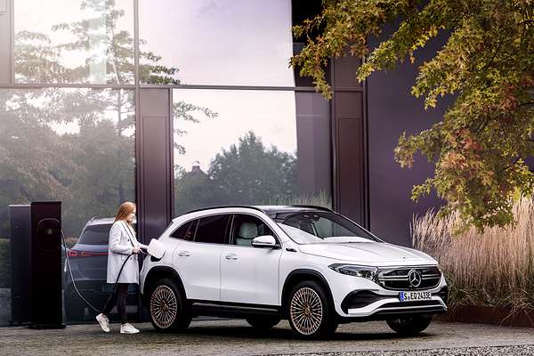 Mercedes-EQ EQA 350 4MATIC charging view