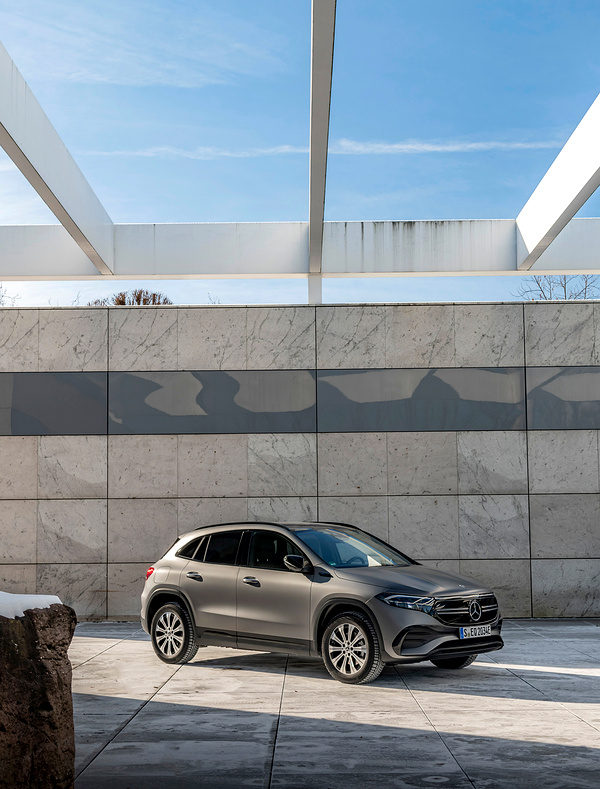 Mercedes-EQ EQA 350 4MATIC exterior view