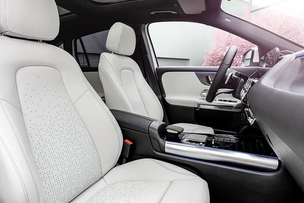 Mercedes-EQ EQA 350 4MATIC frontseats view