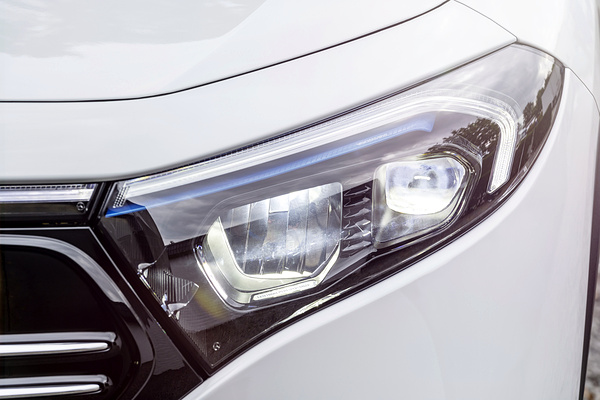 Mercedes-EQ EQA 350 4MATIC lights view