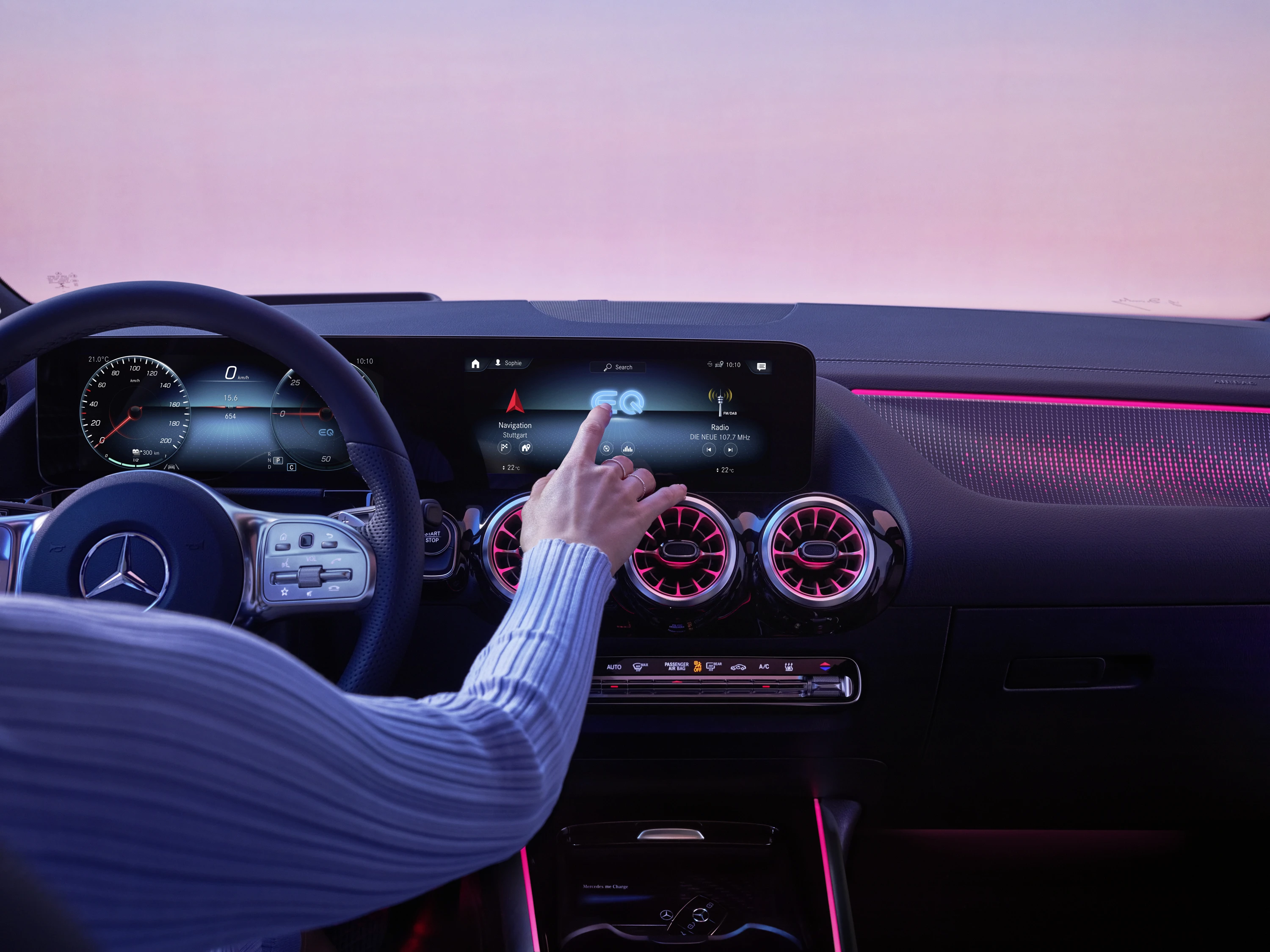 Mercedes-EQ EQA 350 4MATIC screens view