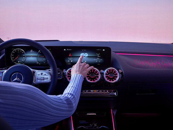 Mercedes-EQ EQA 350 4MATIC screens view