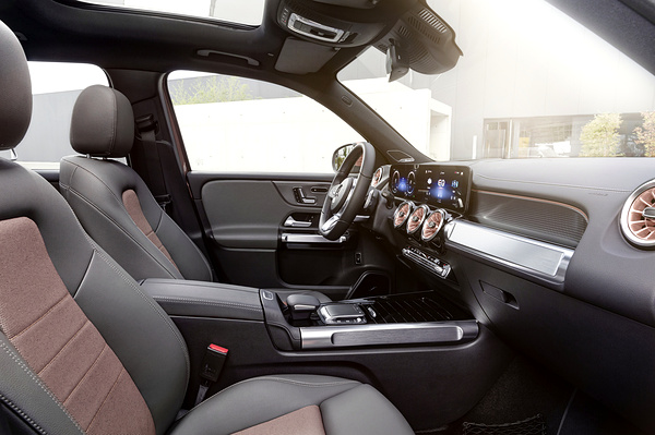 Mercedes-EQ EQB 300 4MATIC frontseats view