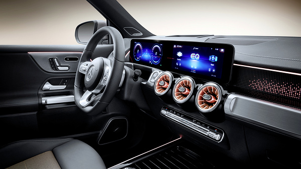Mercedes-EQ EQB 300 4MATIC screens view