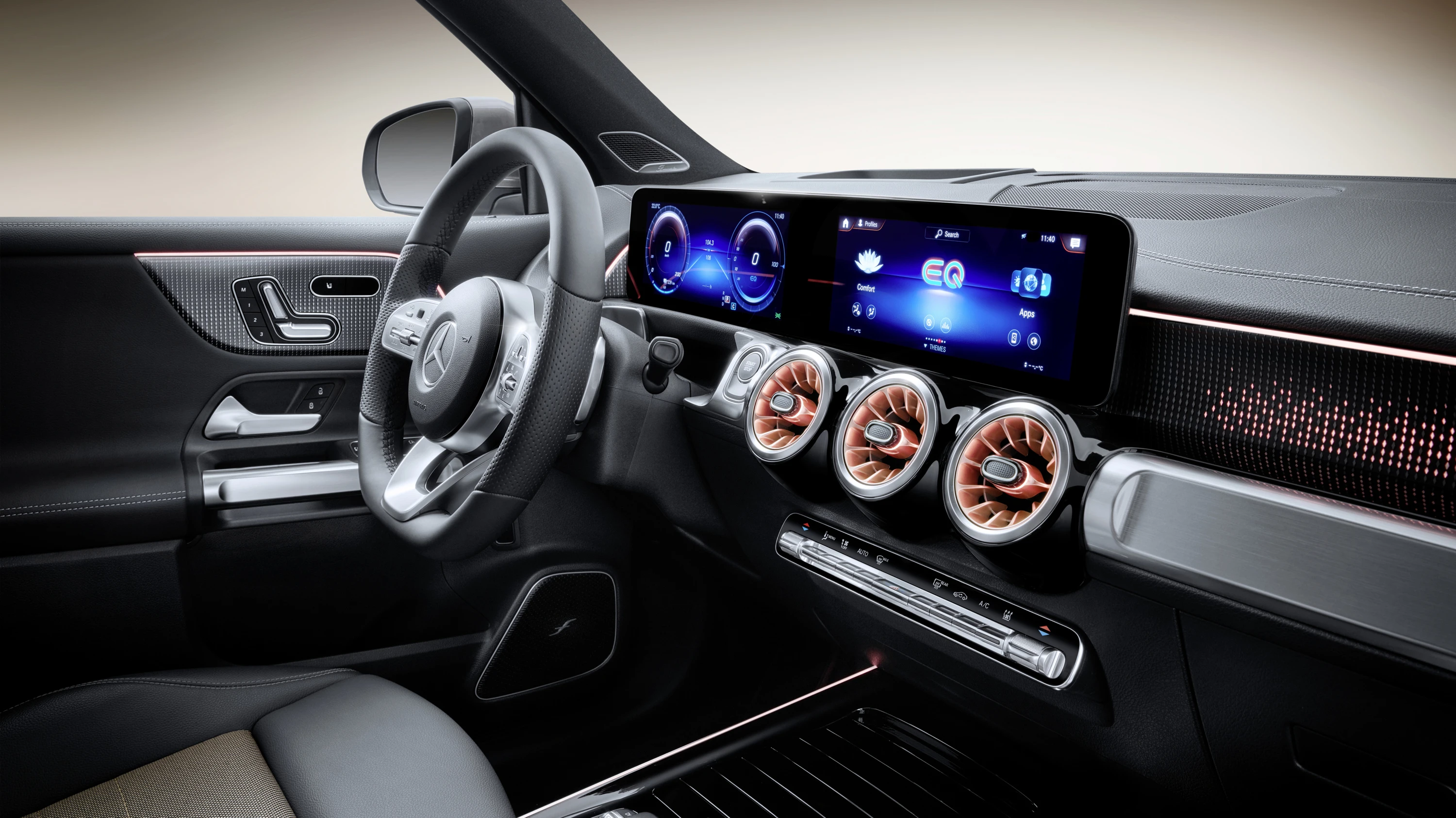 Mercedes-EQ EQB 350 4MATIC screens view