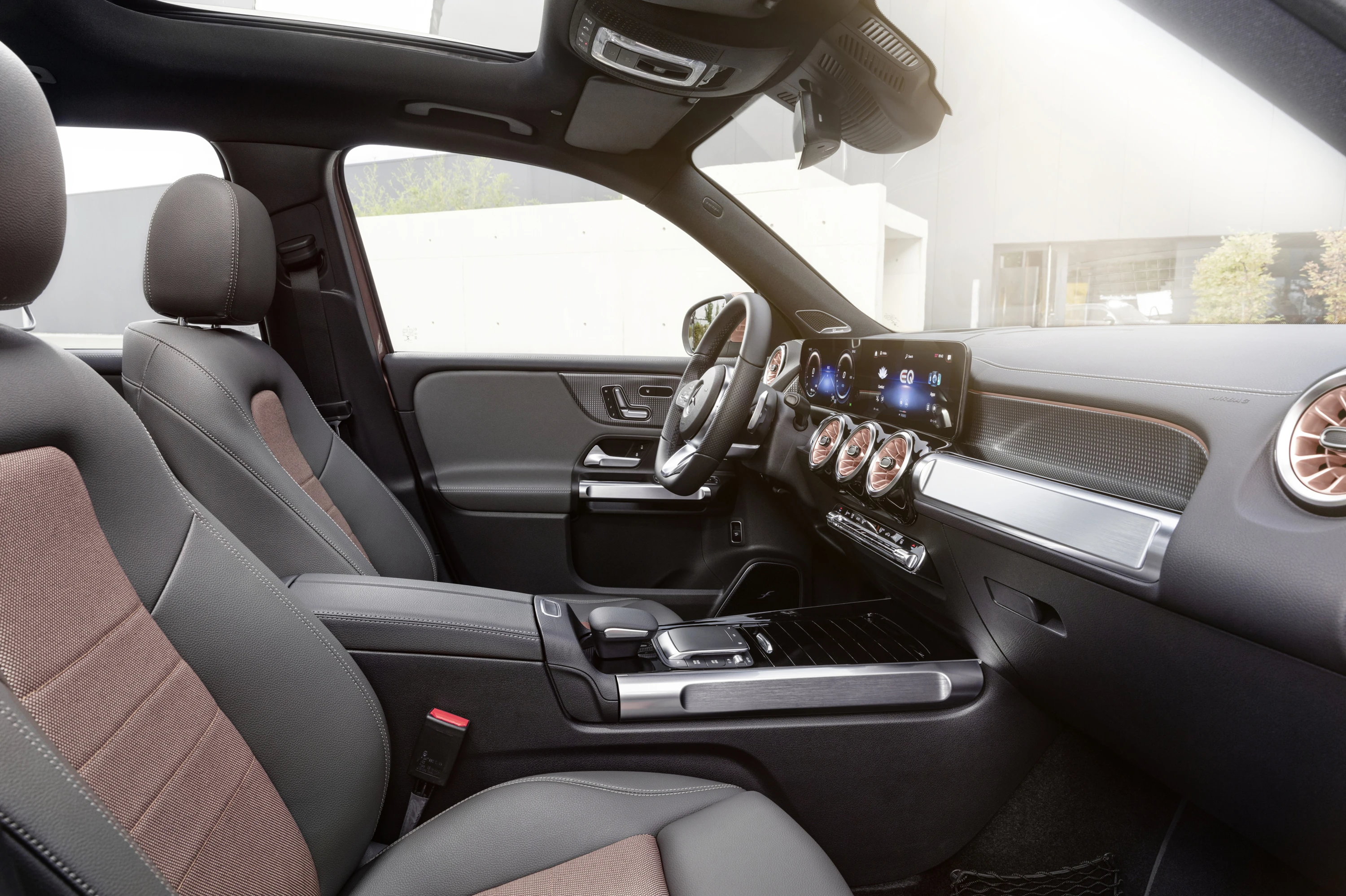 Mercedes-EQ EQB 350 4MATIC frontseats view