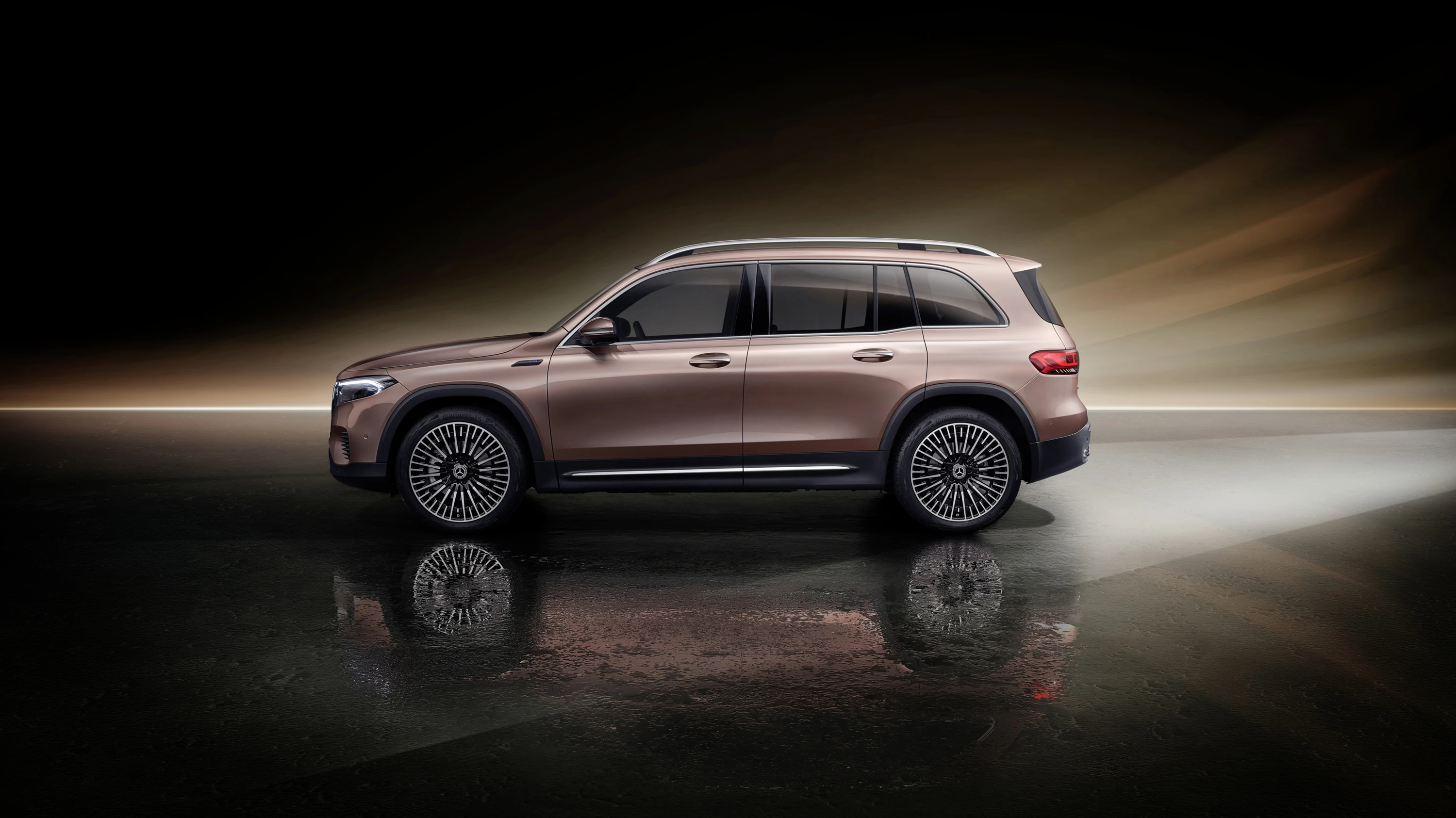 Mercedes-EQ EQB 350 4MATIC exterior view