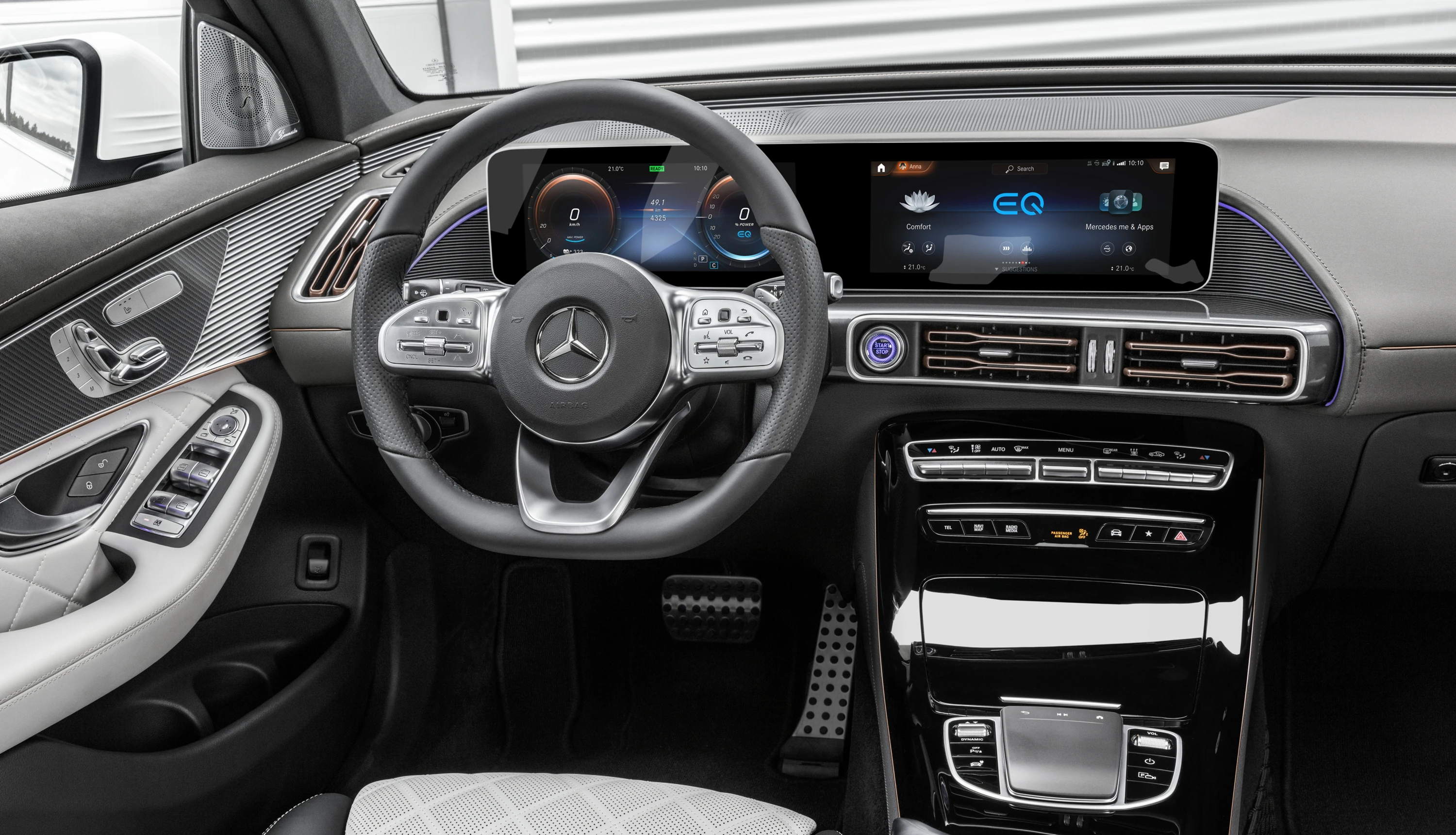 Mercedes-EQ EQC 400 4MATIC screens view