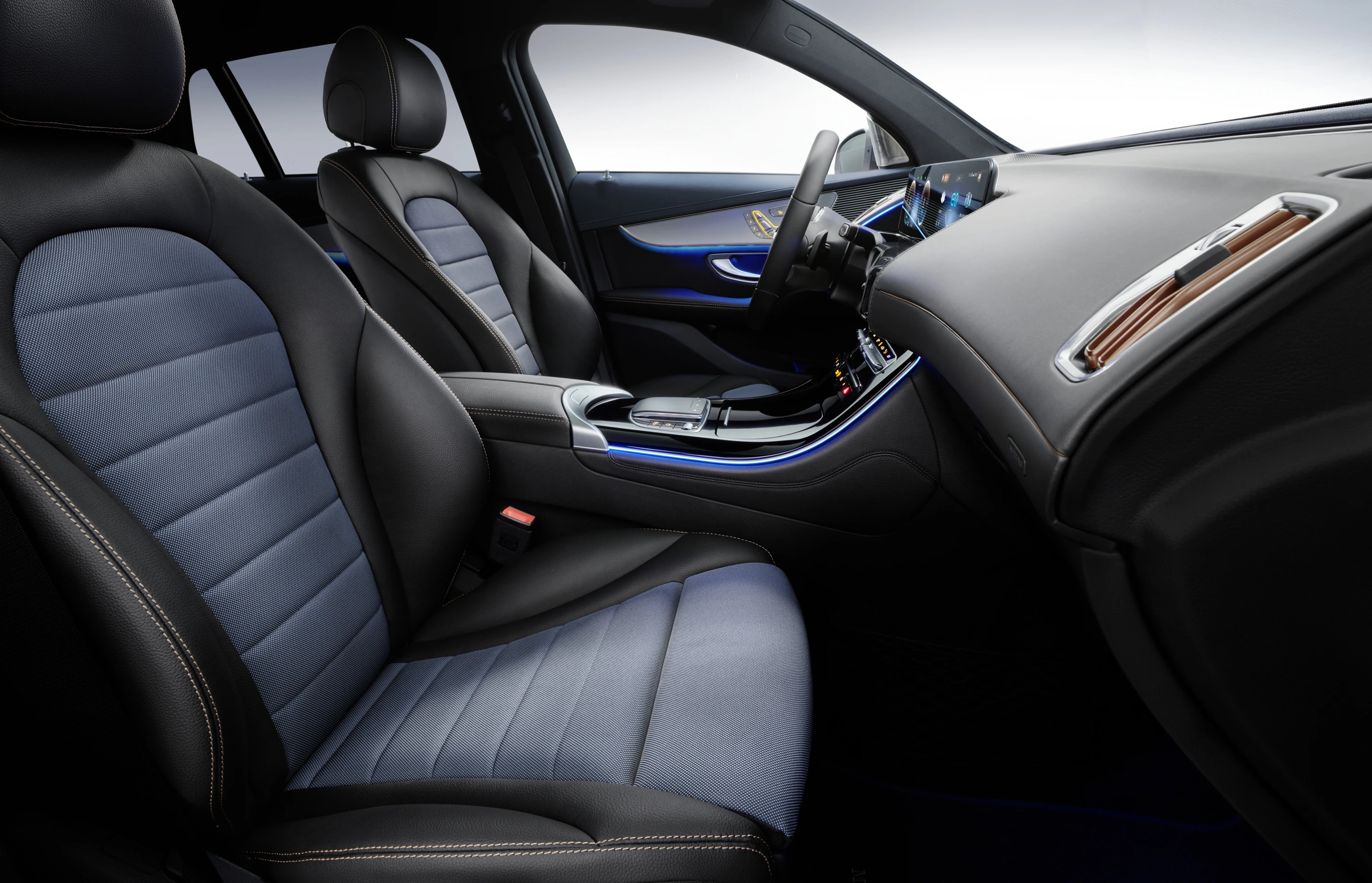 Mercedes-EQ EQC 400 4MATIC frontseats view