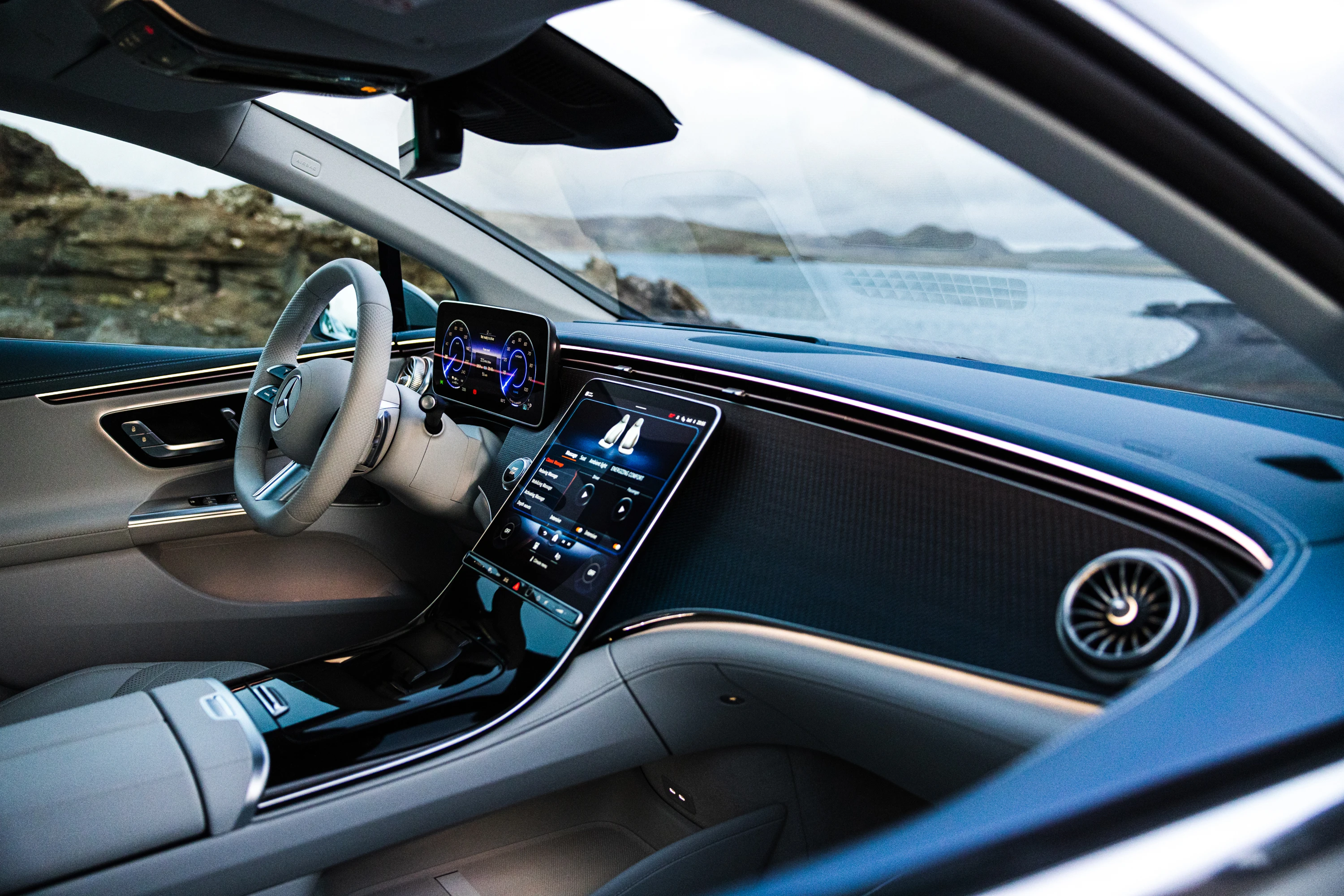 Mercedes-EQ EQE 350 4MATIC screens view