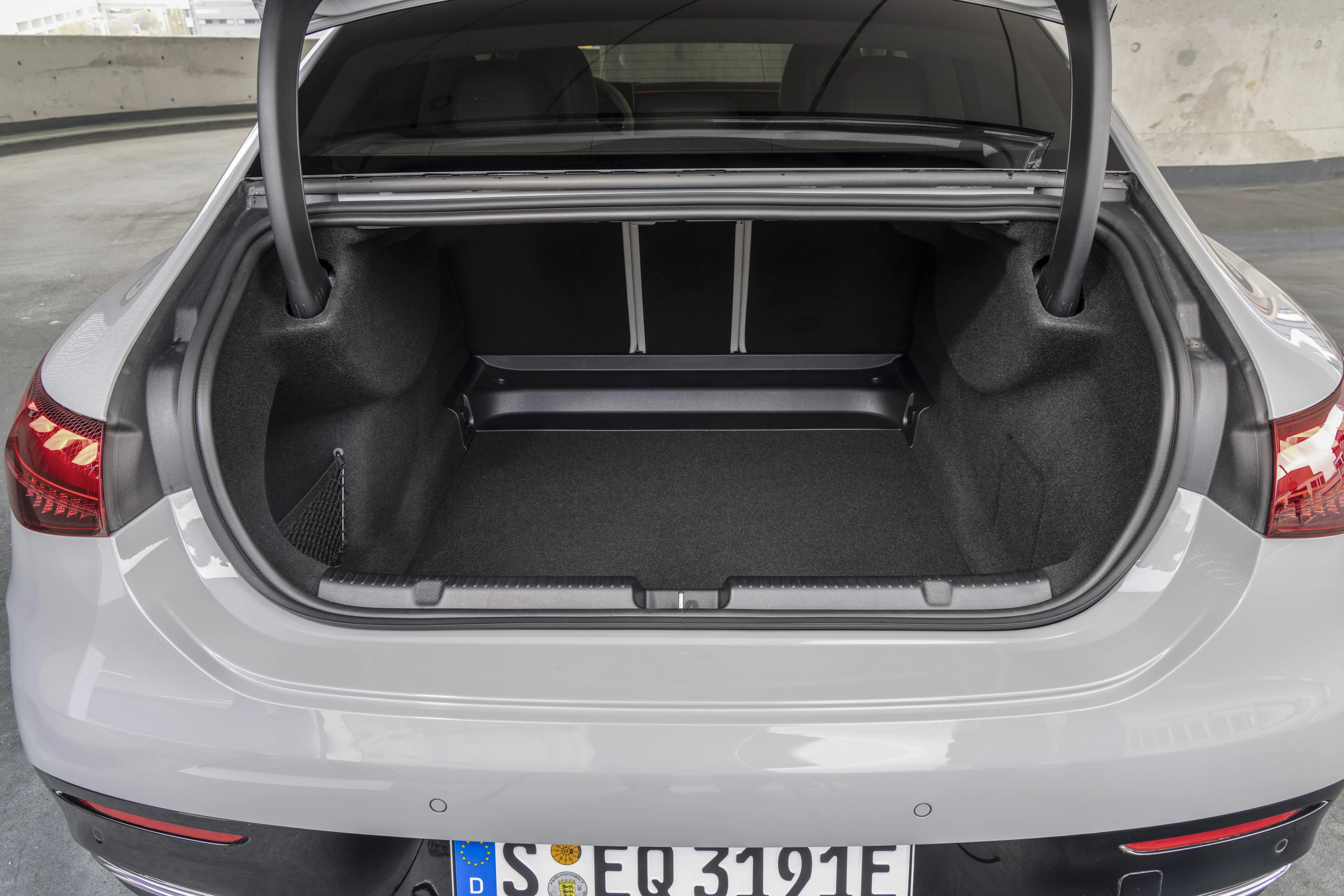 Mercedes-EQ EQE 350 4MATIC trunk view