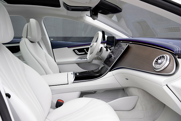 Mercedes-EQ EQE 350+ frontseats view