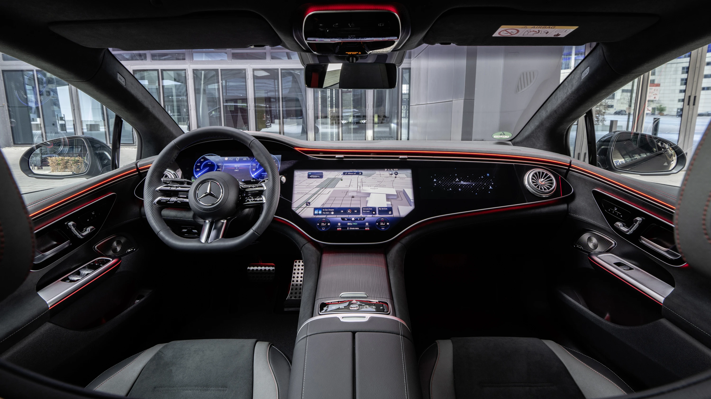 Mercedes-EQ EQE 500 4MATIC screens view